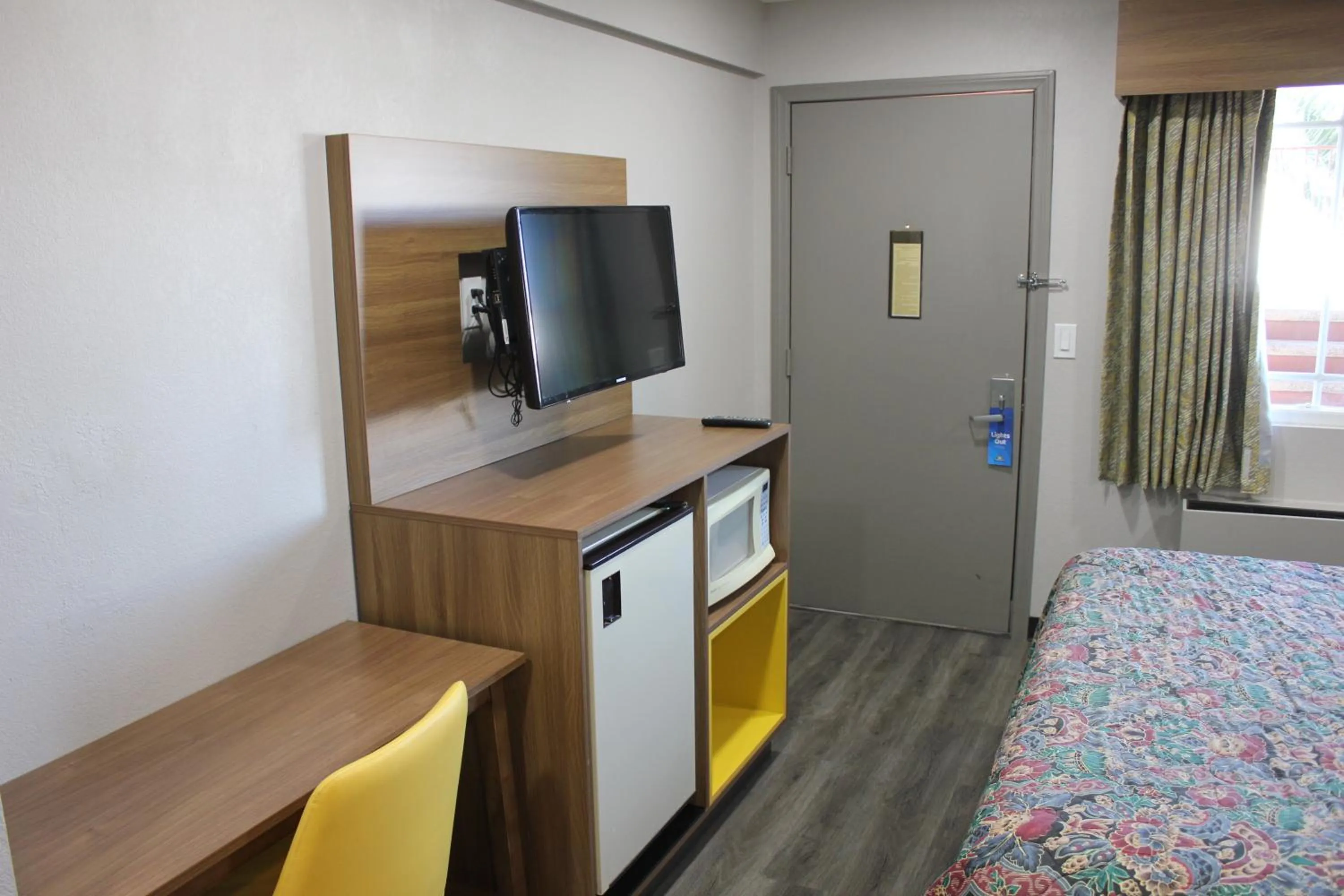 TV and multimedia, Bed in Days Inn by Wyndham Barstow