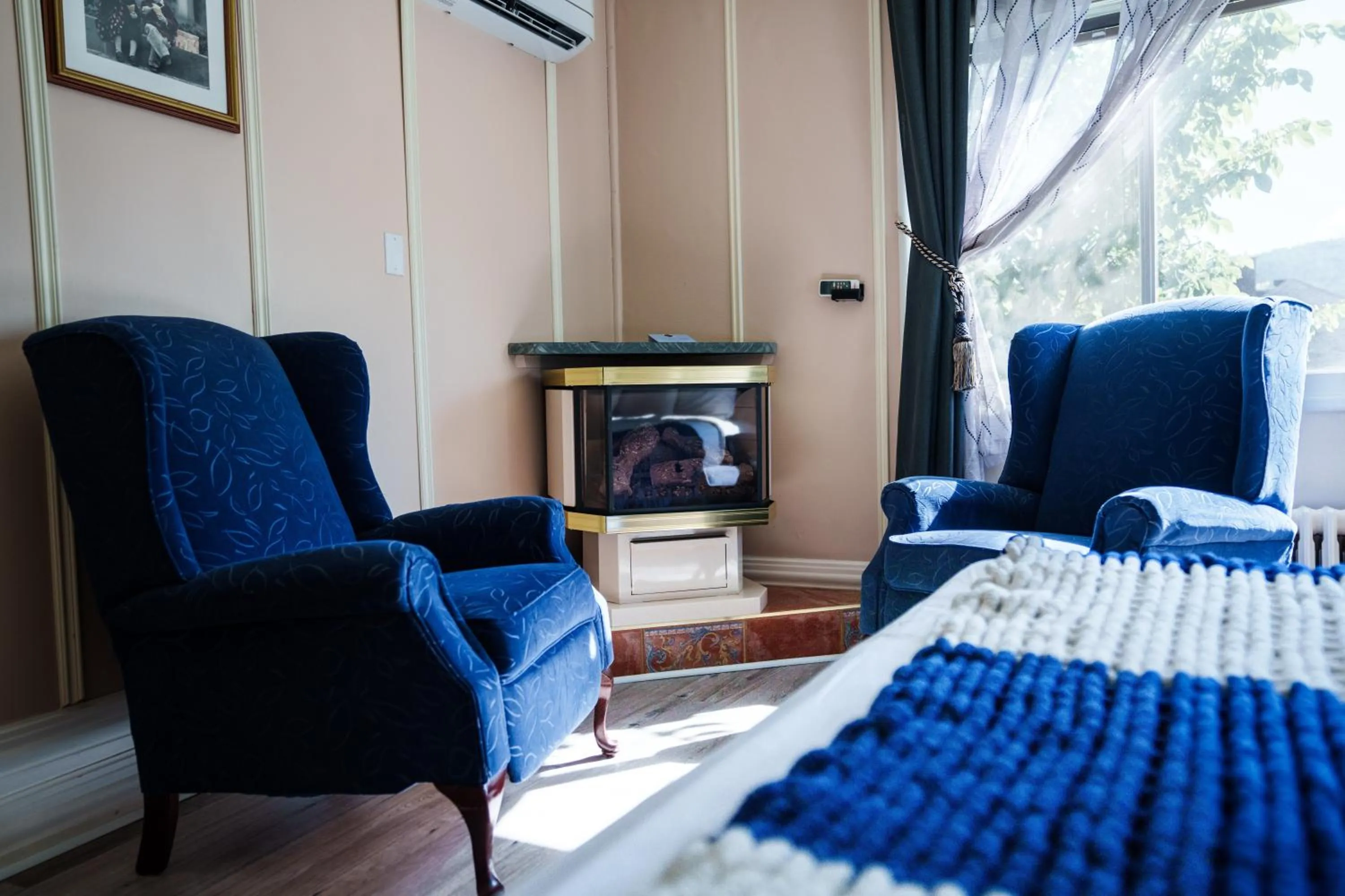 TV and multimedia in Hôtel-La Grande Maison et Spa