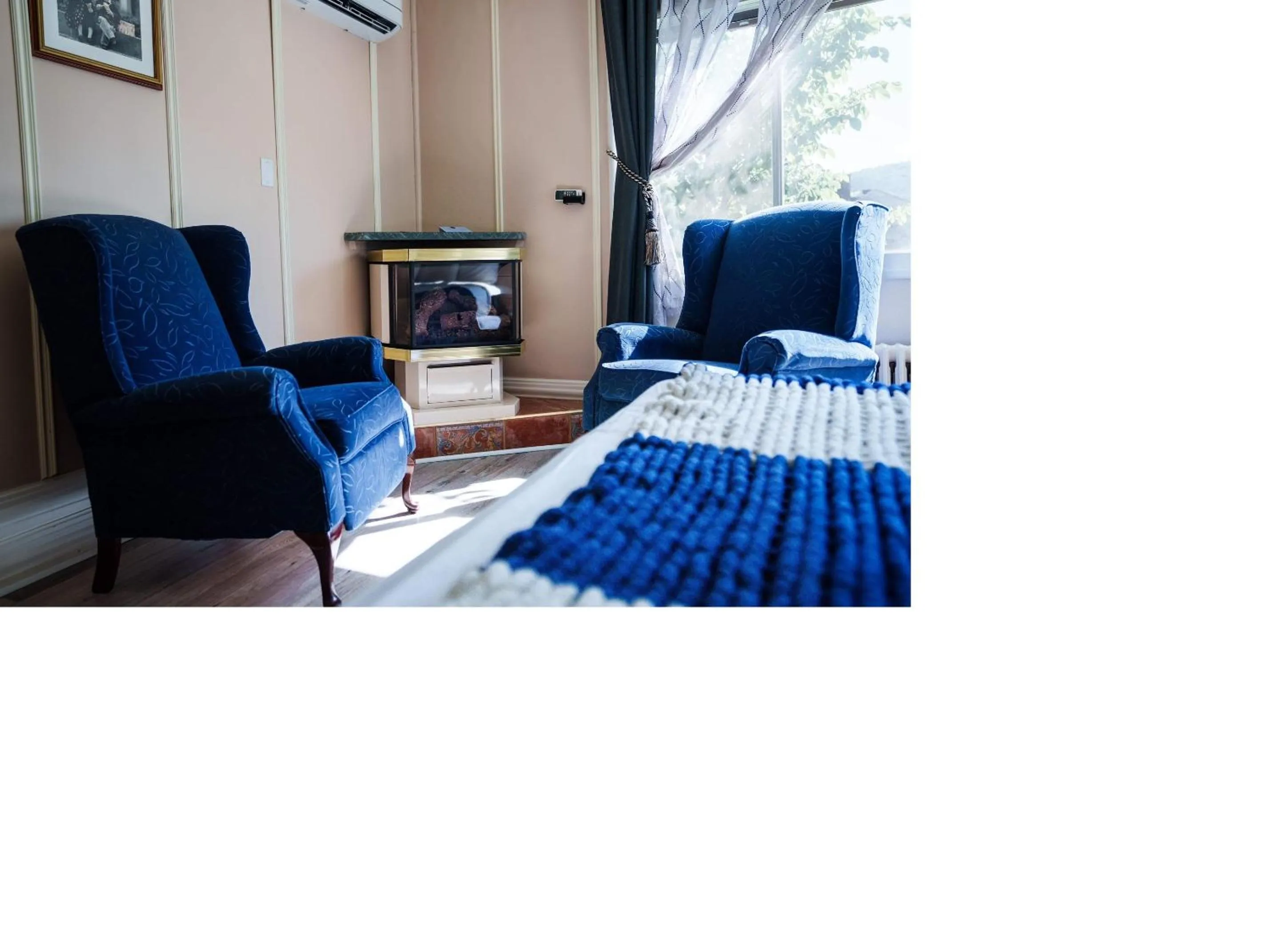 Bed in Hôtel-La Grande Maison et Spa