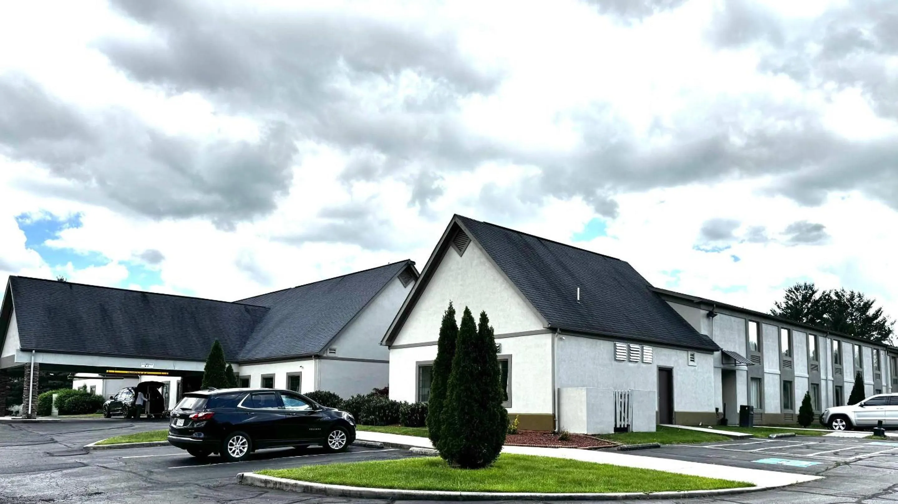 Property building in Deluxe Inn Wytheville