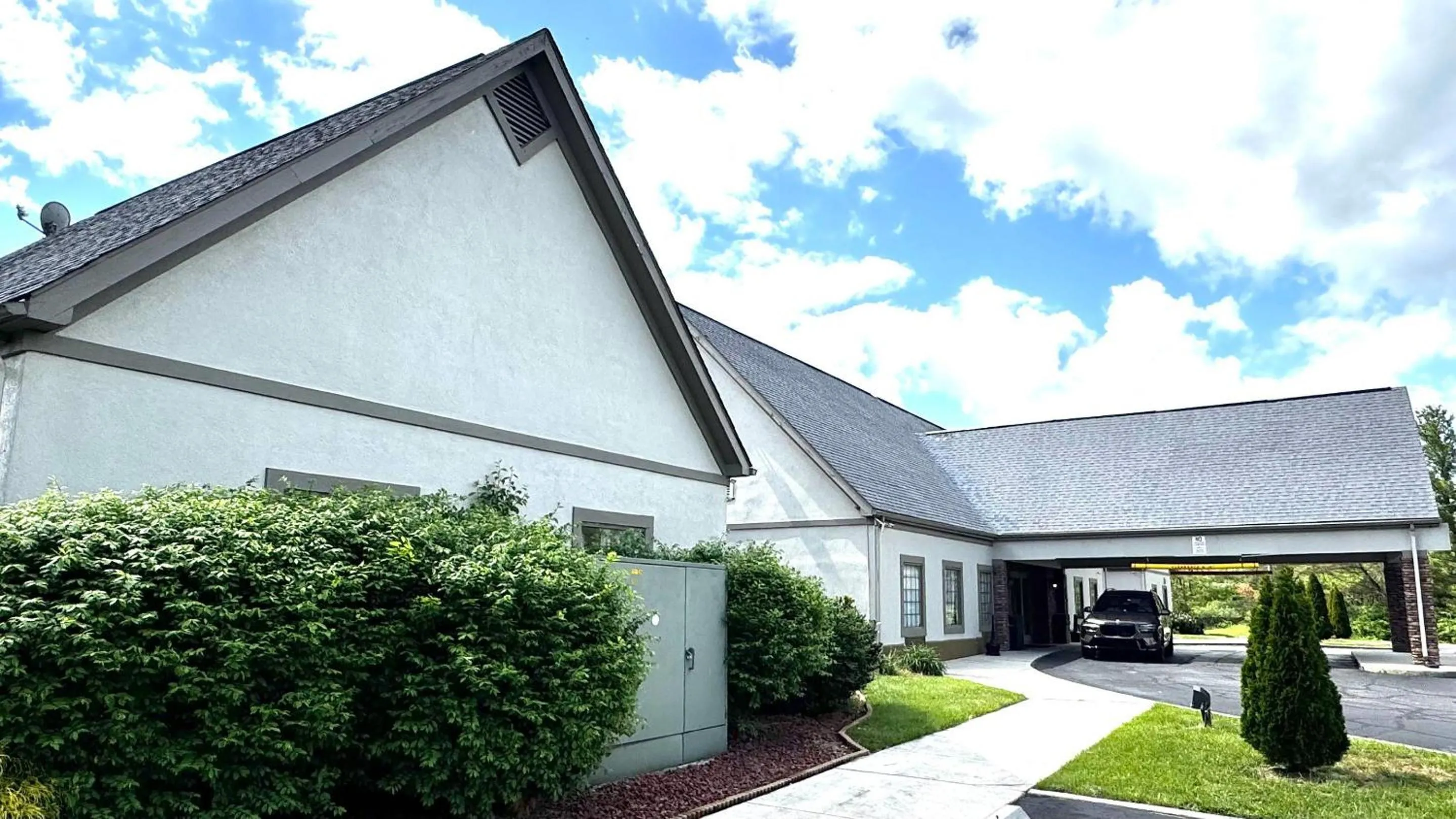 Property building in Deluxe Inn Wytheville