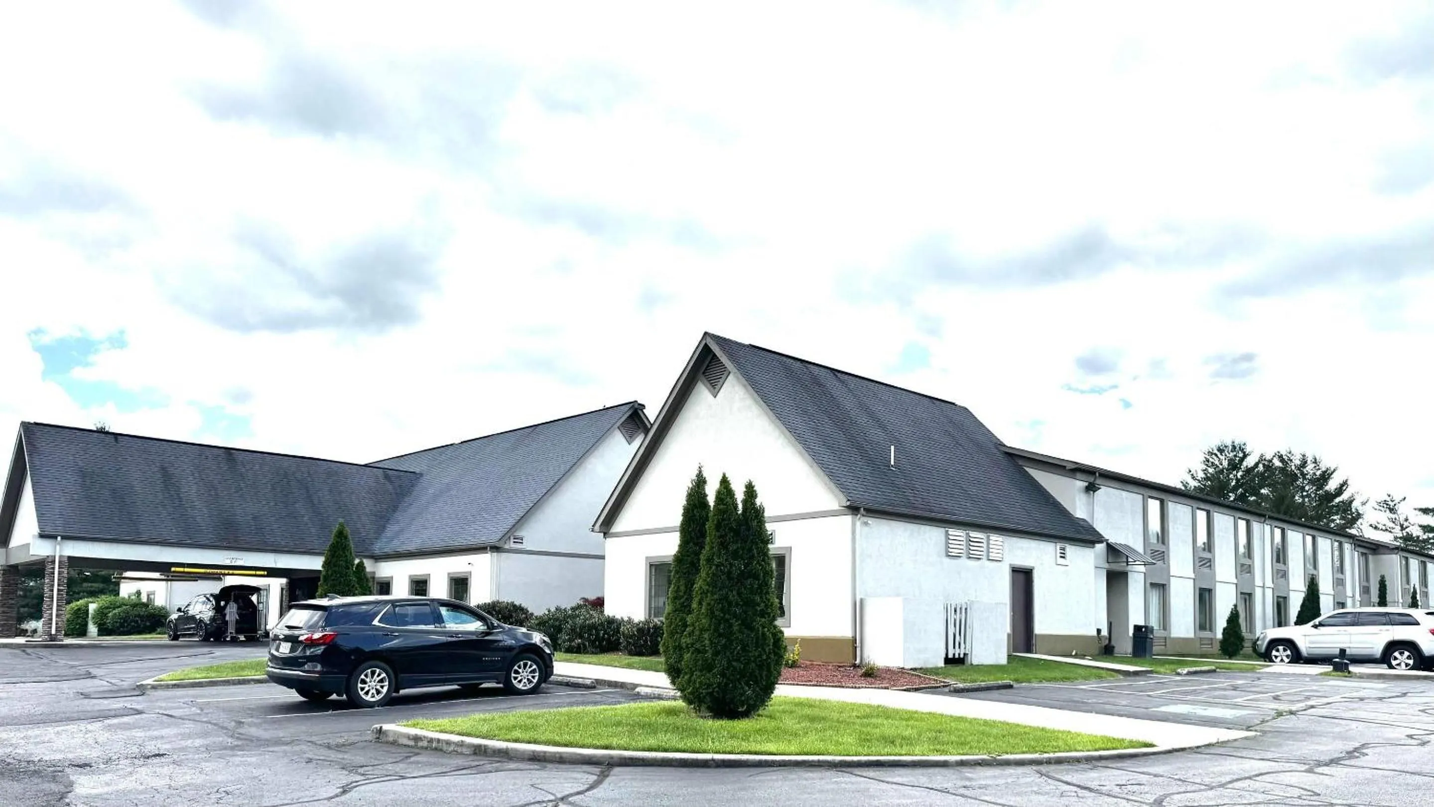 Property building in Deluxe Inn Wytheville