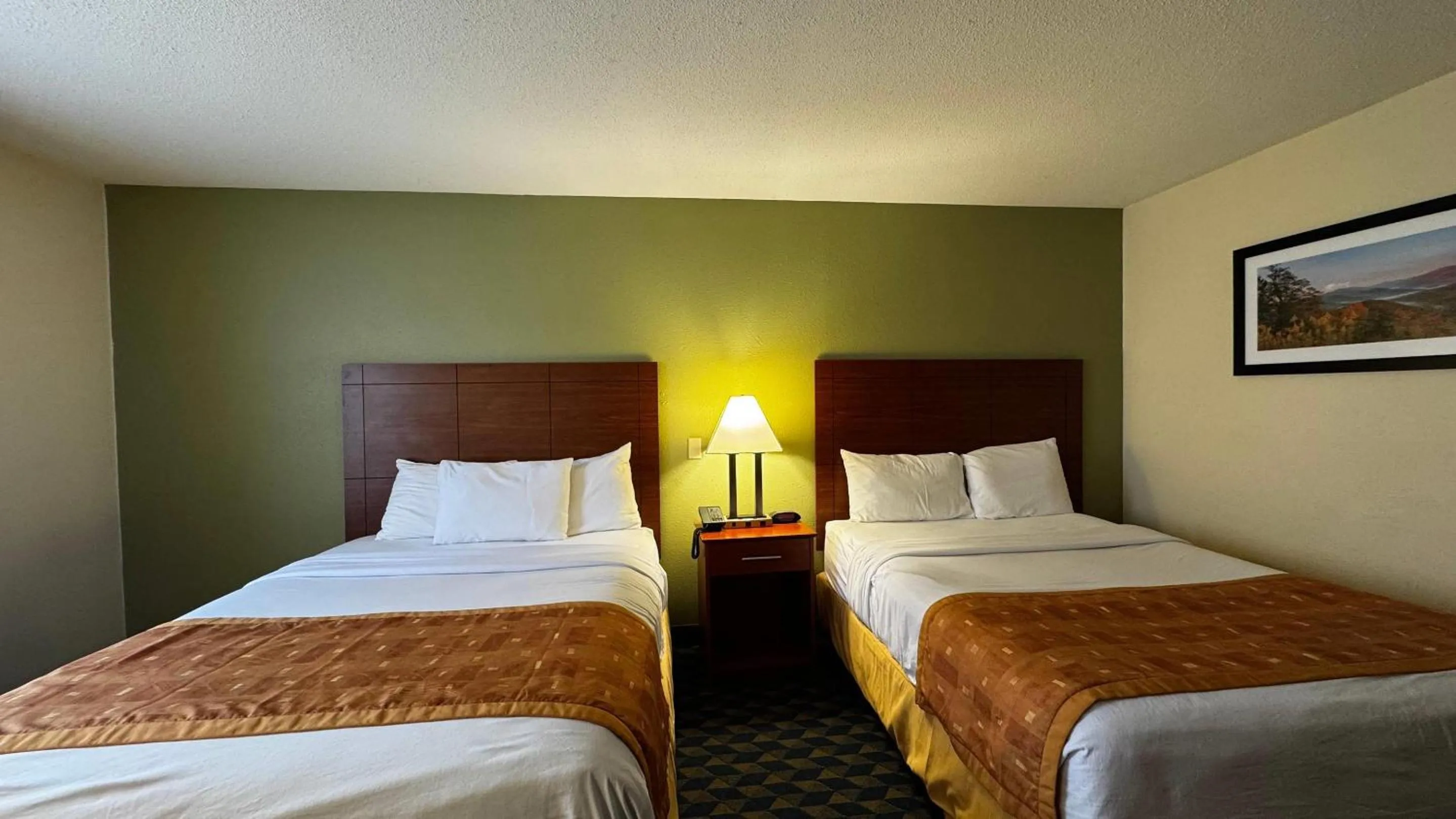 Bedroom, Bed in Deluxe Inn Wytheville