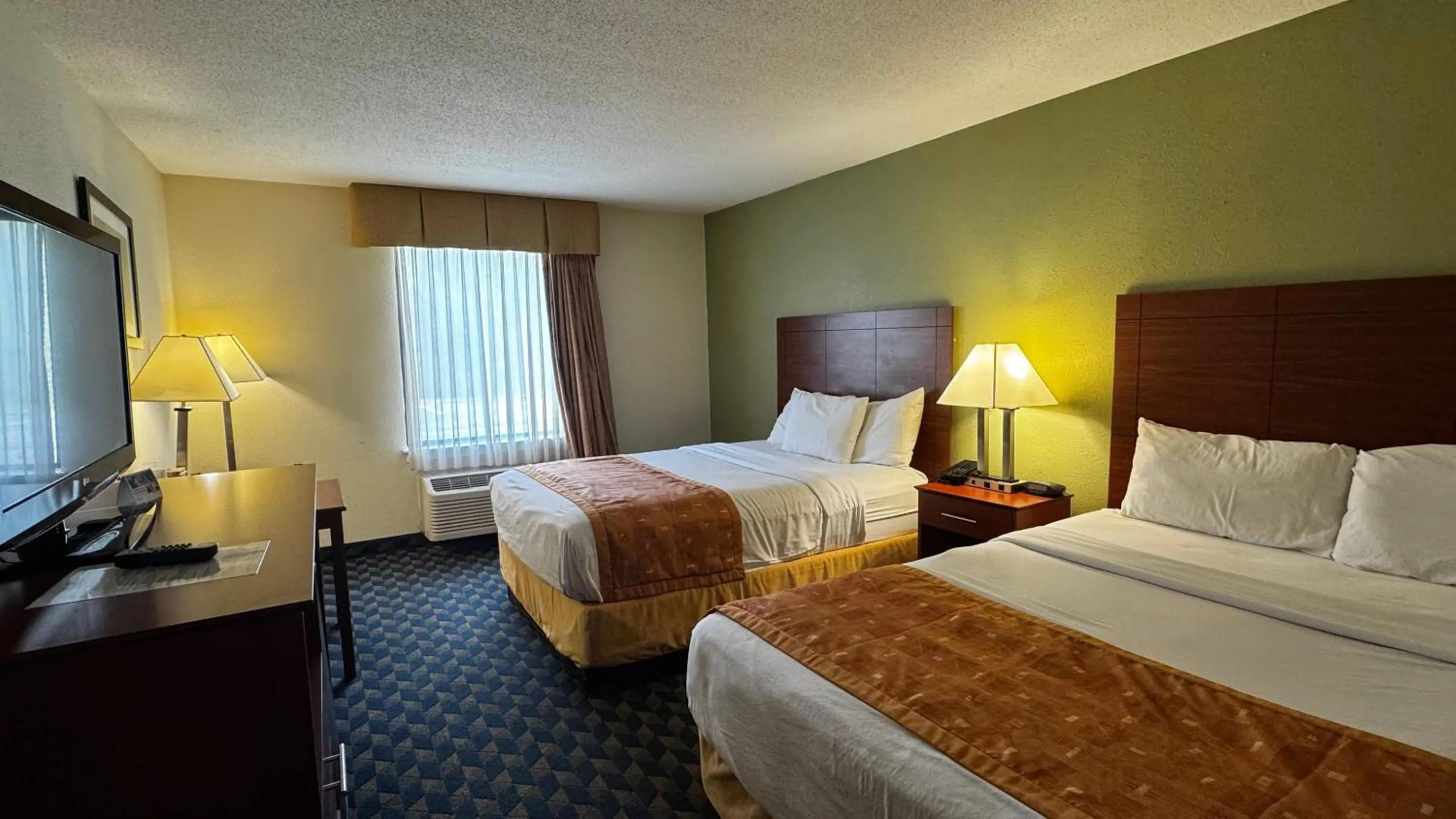 Bedroom, Bed in Deluxe Inn Wytheville