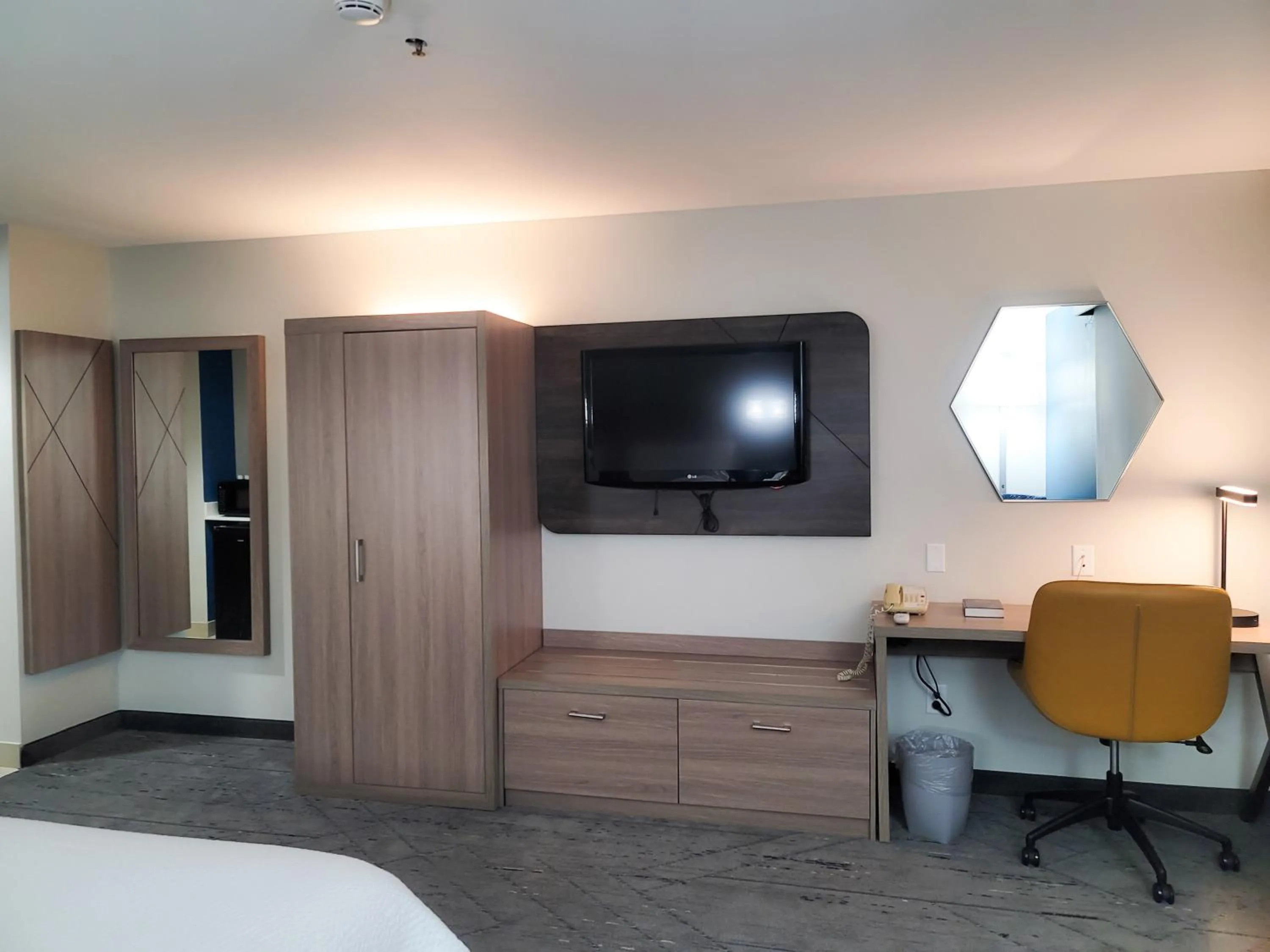 Photo of the whole room, Bed in Holiday Inn Express Enid-Highway 412 by IHG