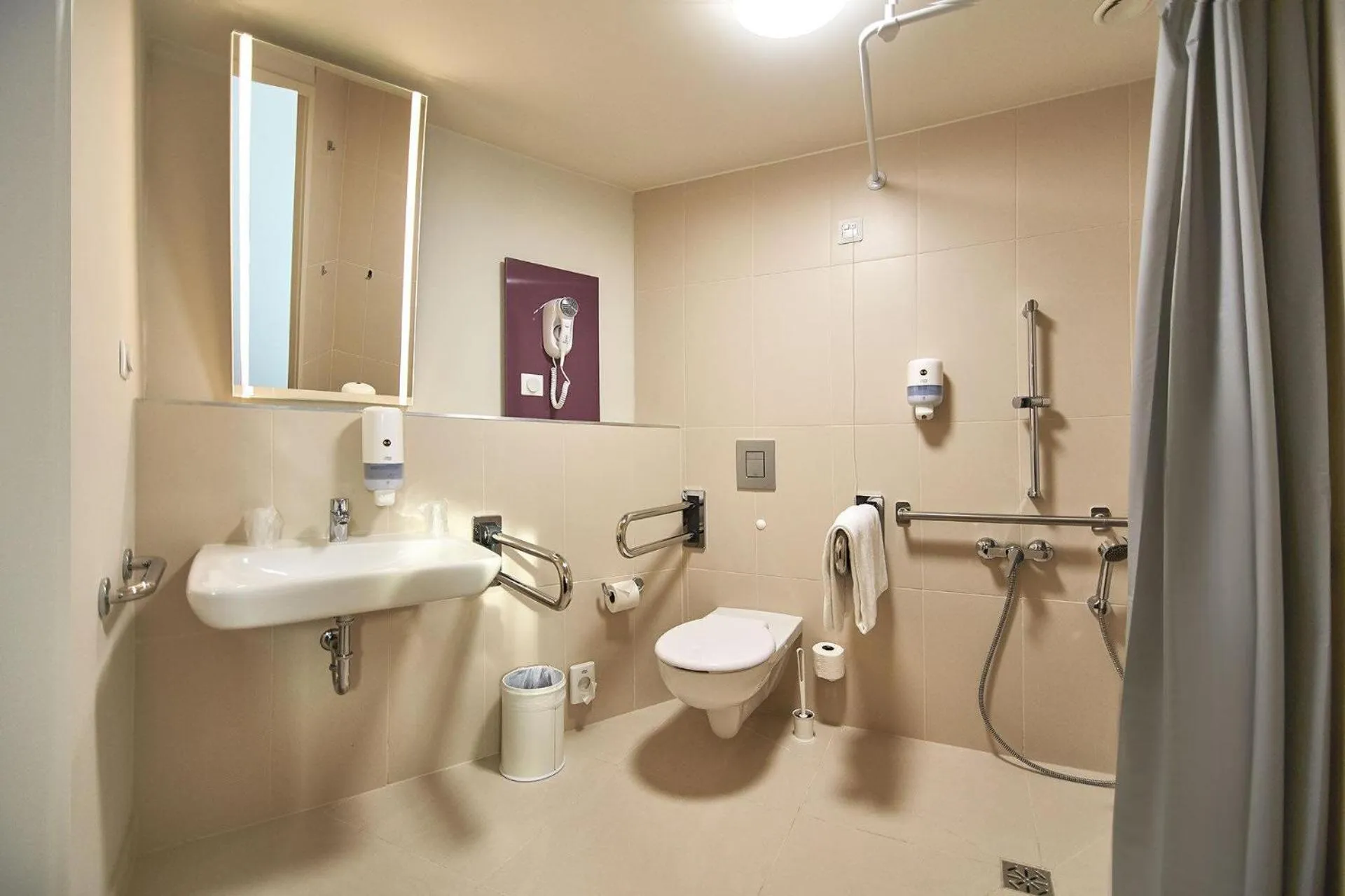 Bathroom in B&B HOTEL Krakow Centrum