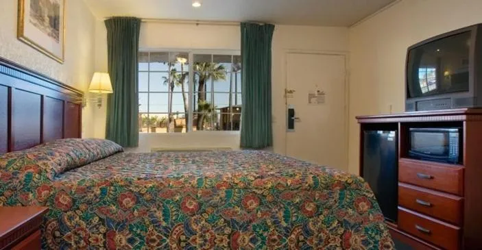 Day, Bed in Orange Show Inn