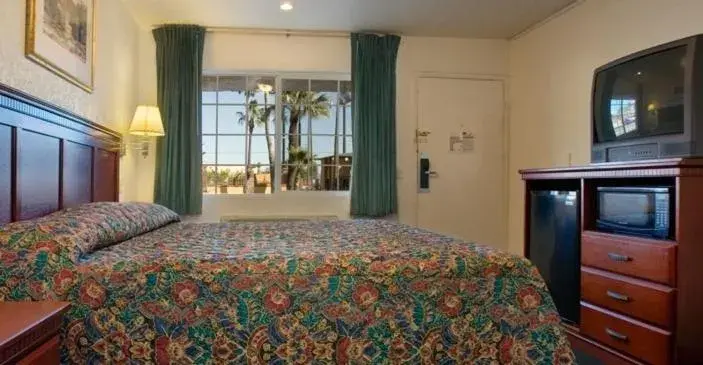 King Room - Smoking in Orange Show Inn King Room - Smoking in Orange Show Inn