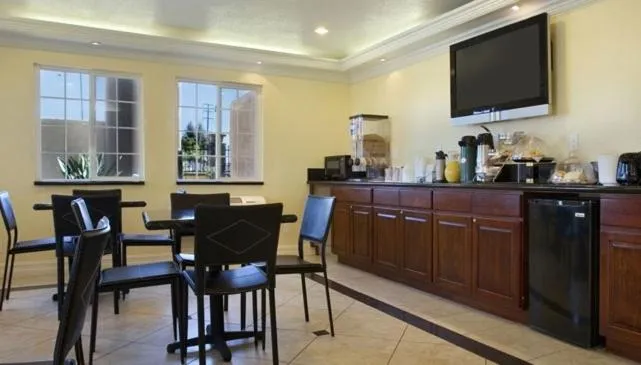 Restaurant/places to eat in Orange Show Inn