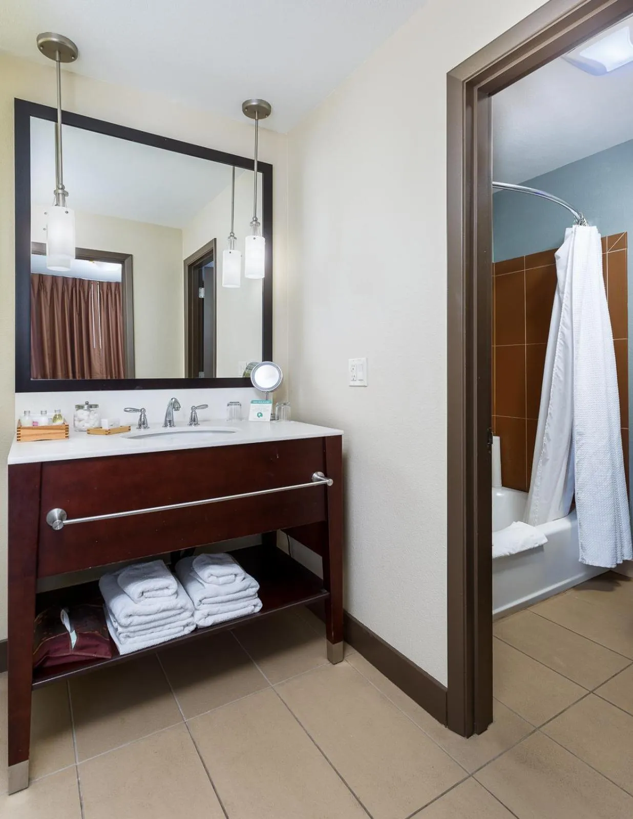 Bathroom, Bed in The Coho Oceanfront Lodge