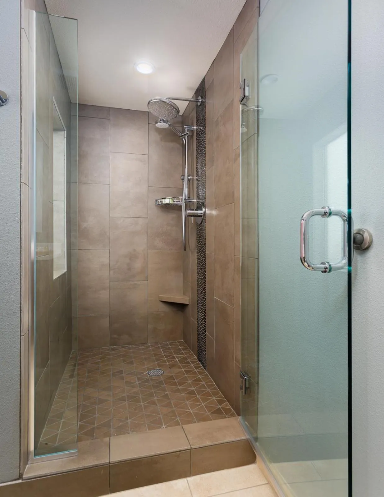 Shower in The Coho Oceanfront Lodge
