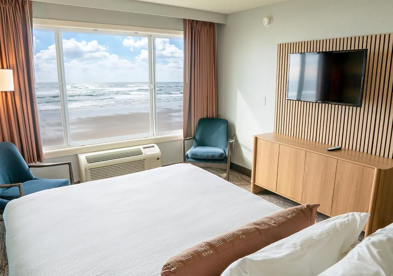 Bedroom, Bed in The Coho Oceanfront Lodge