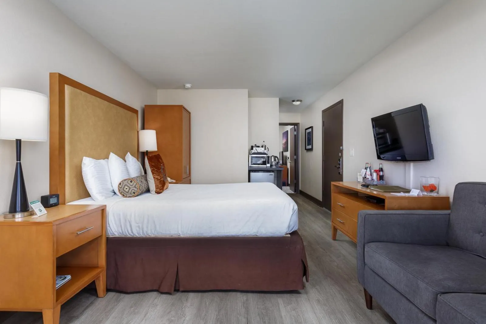 Photo of the whole room, Bed in The Coho Oceanfront Lodge