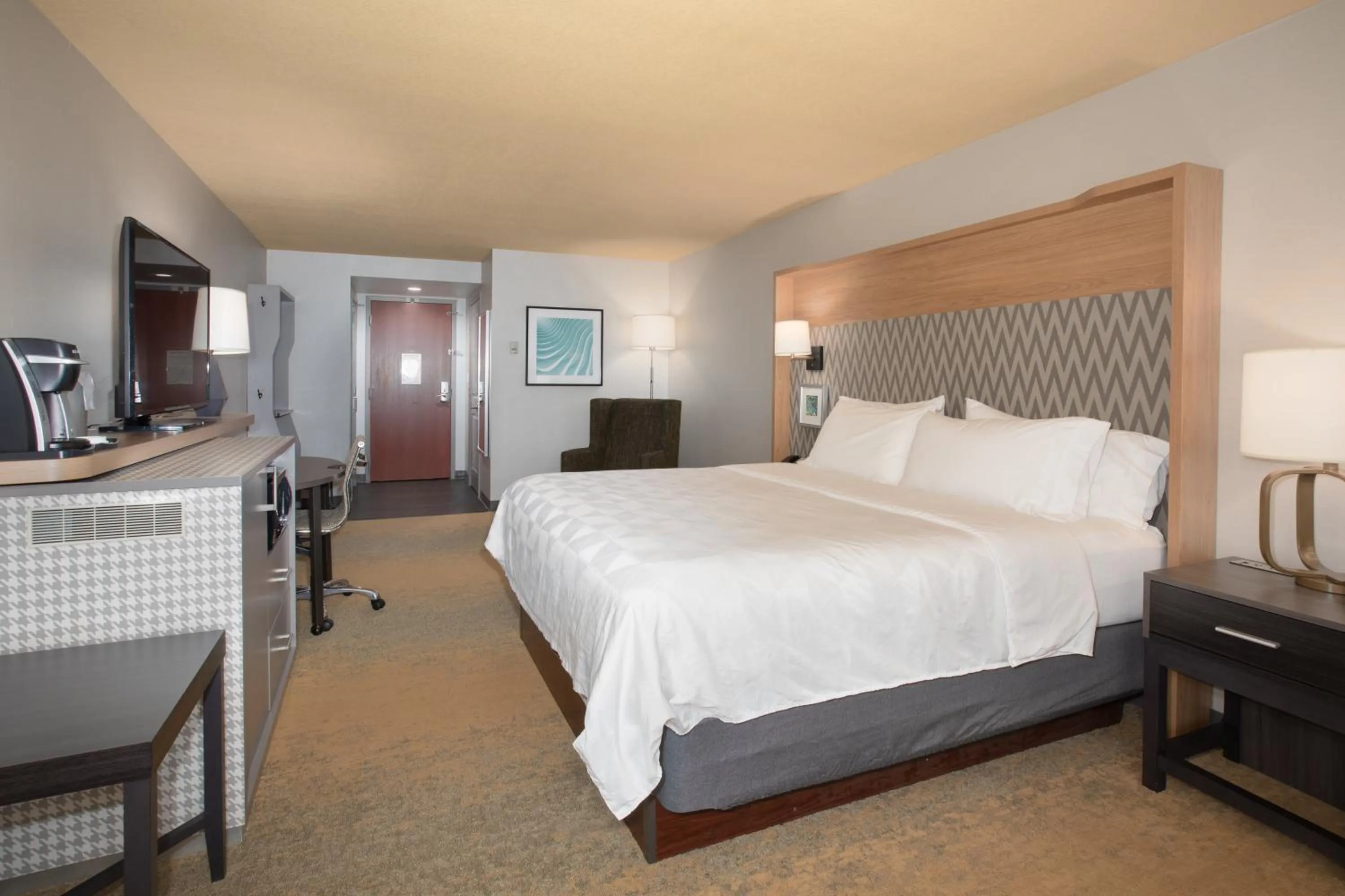 Photo of the whole room, Bed in Holiday Inn Winchester Southeast-Historic Gateway by IHG