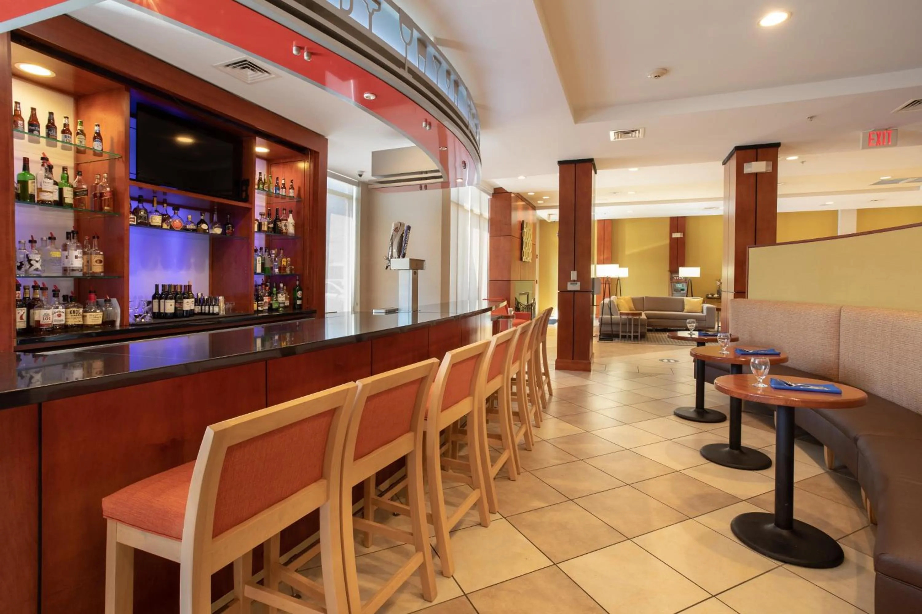 Lounge or bar in Holiday Inn Winchester Southeast-Historic Gateway by IHG
