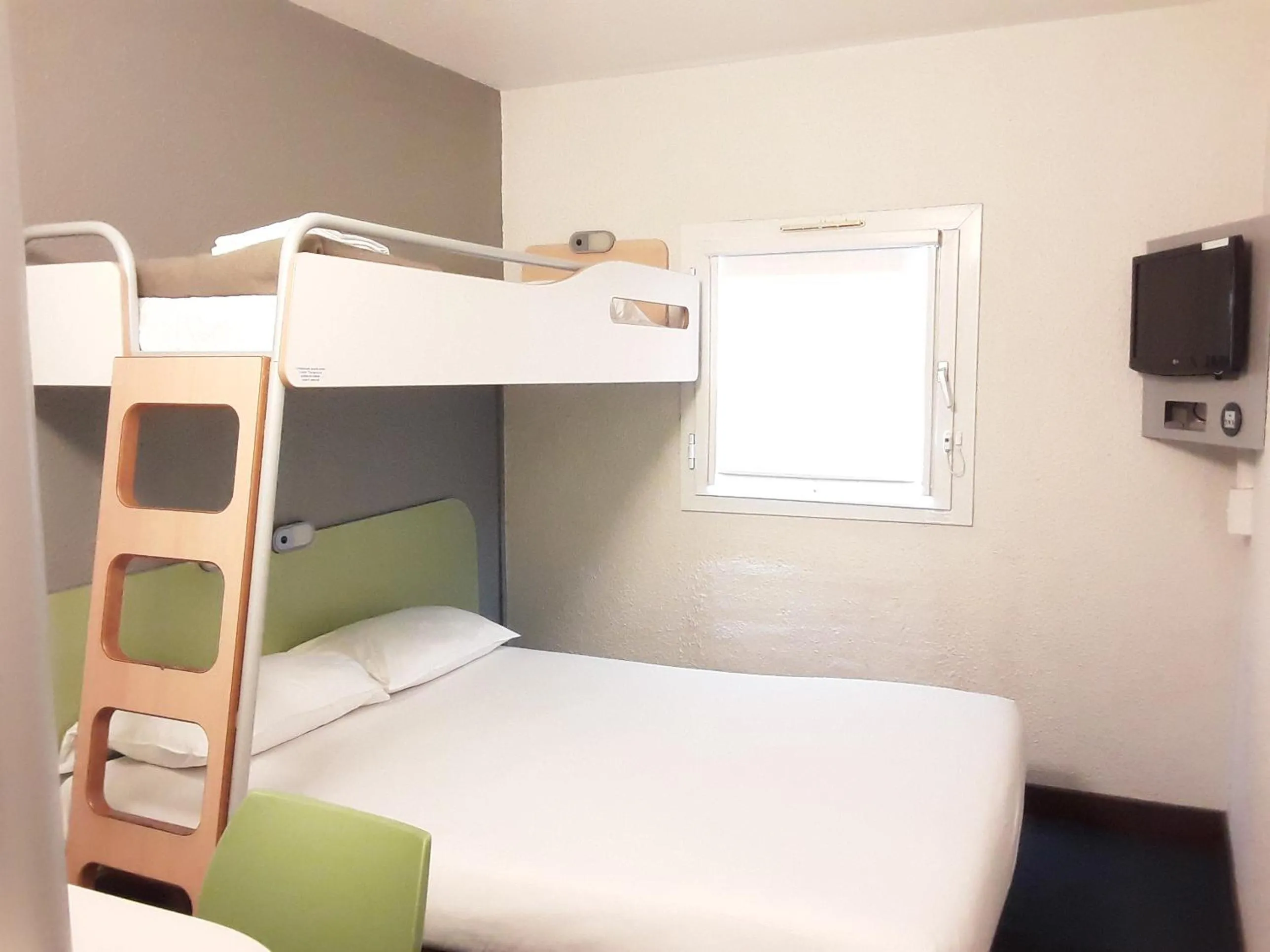 Communal lounge/ TV room, Bed in SUN1 Durban