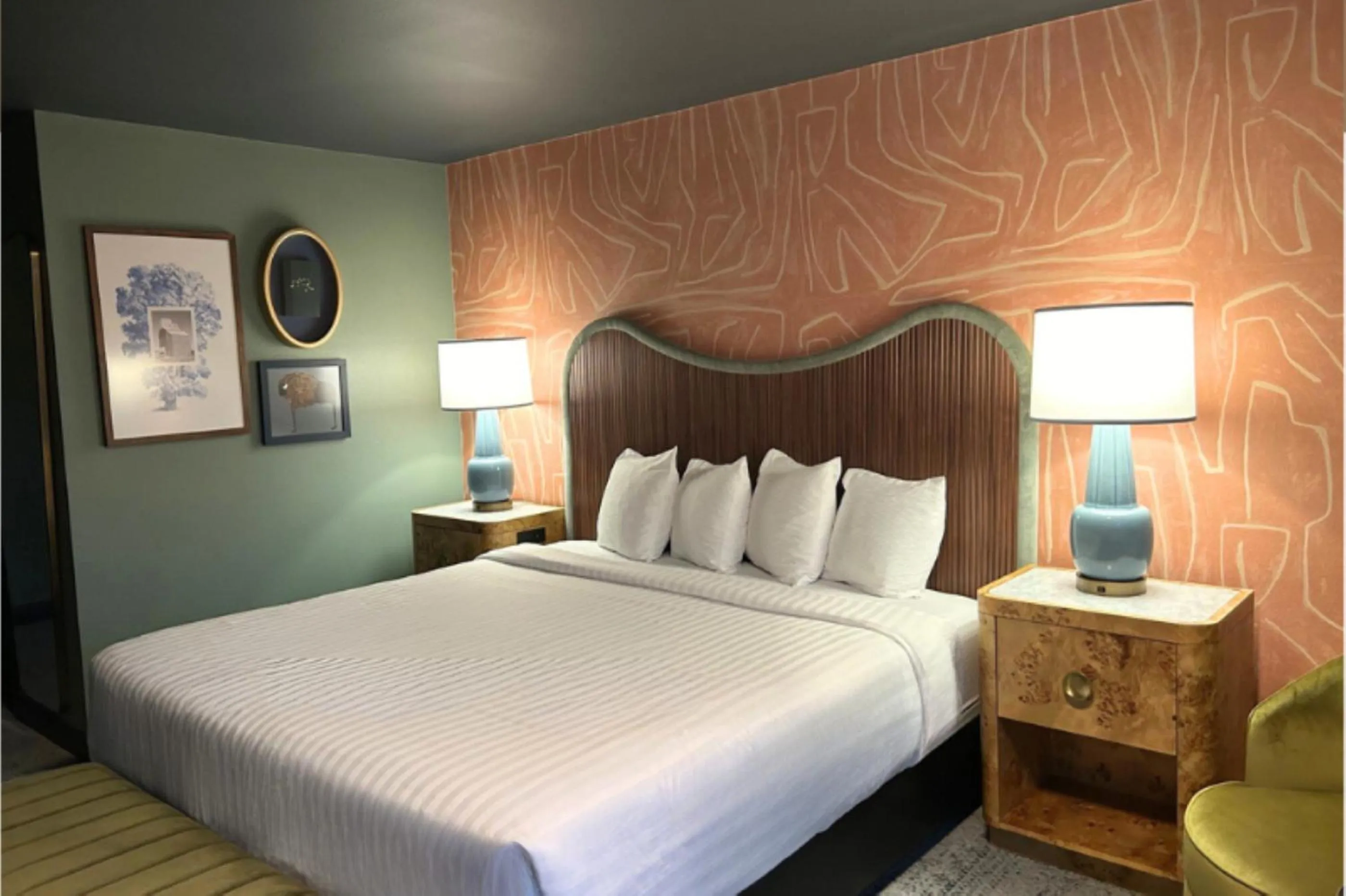 Bedroom, Bed in Marcus Whitman Hotel