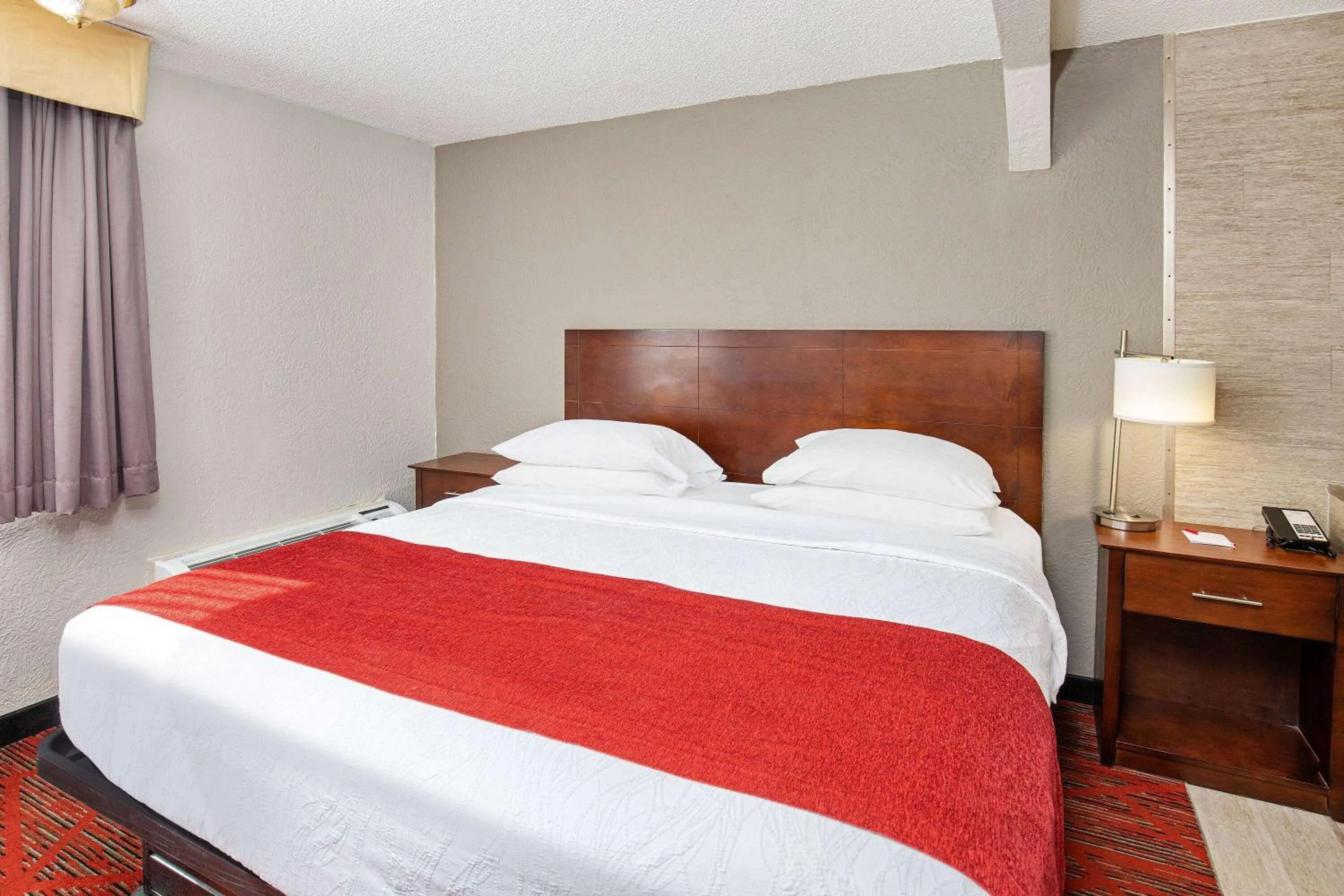 Hot Tub, Bed in Ramada by Wyndham Bowling Green