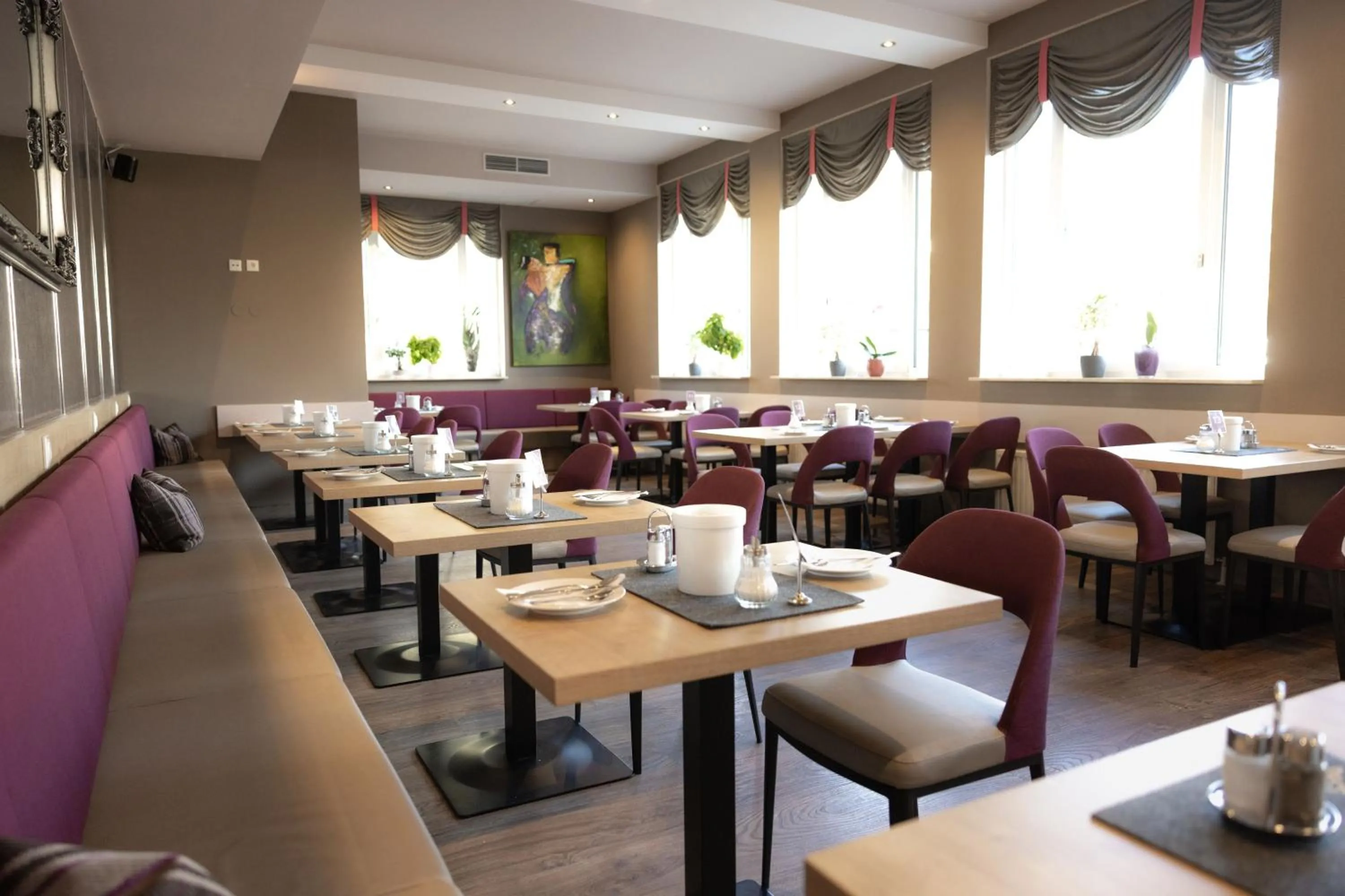 Restaurant/places to eat in HOTEL max70