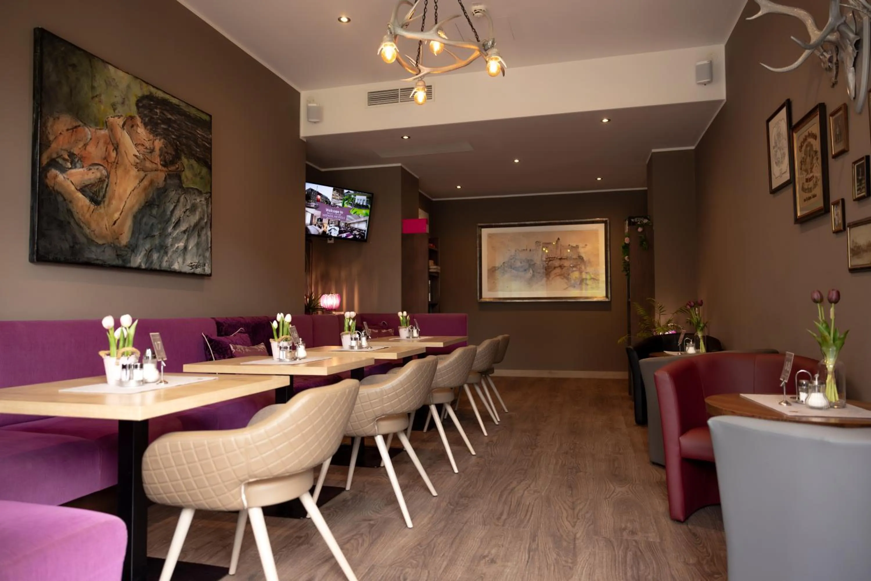 Restaurant/places to eat in HOTEL max70