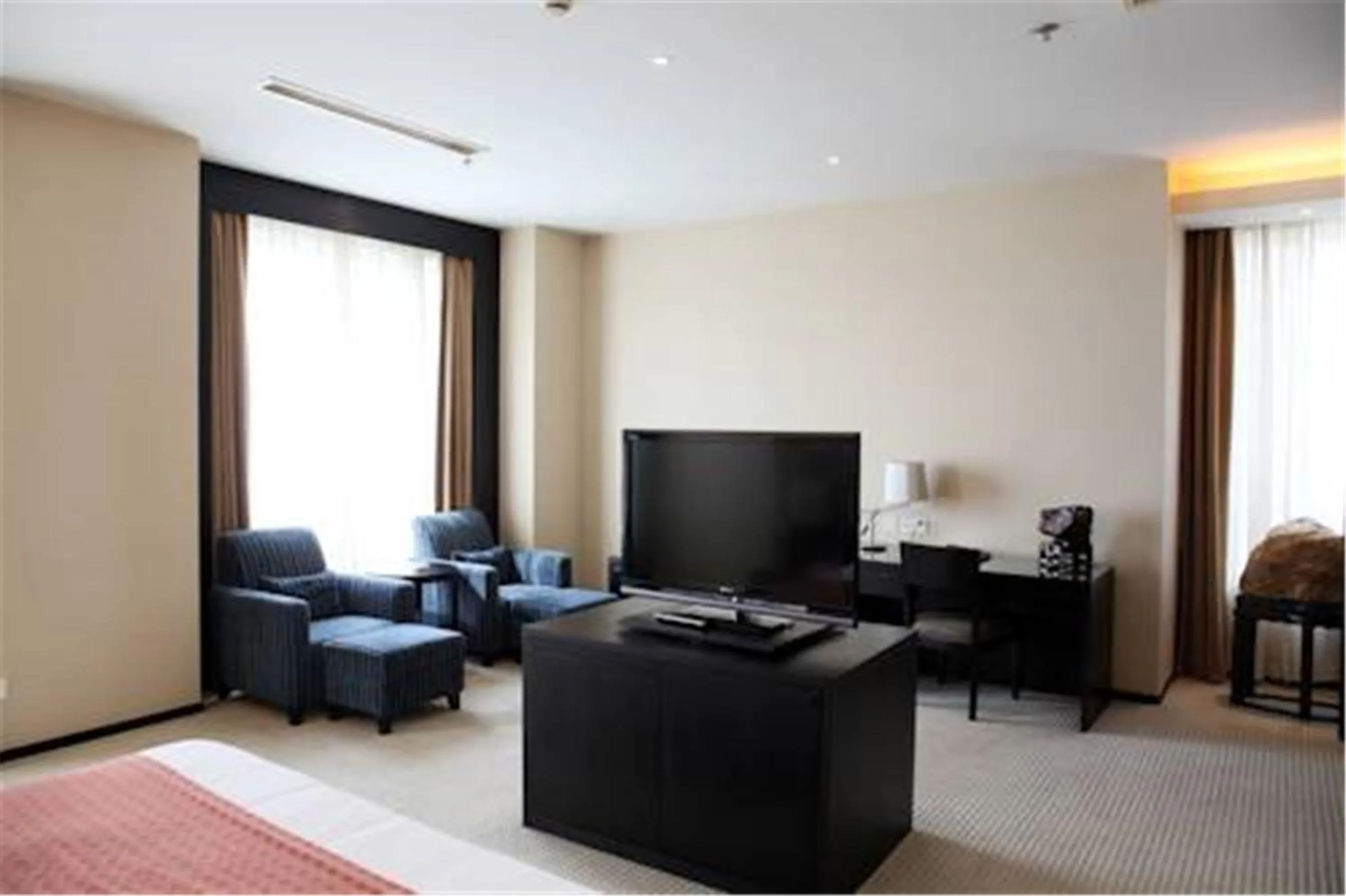 Living room, TV/Entertainment Center in Hundred Centuries Hotel