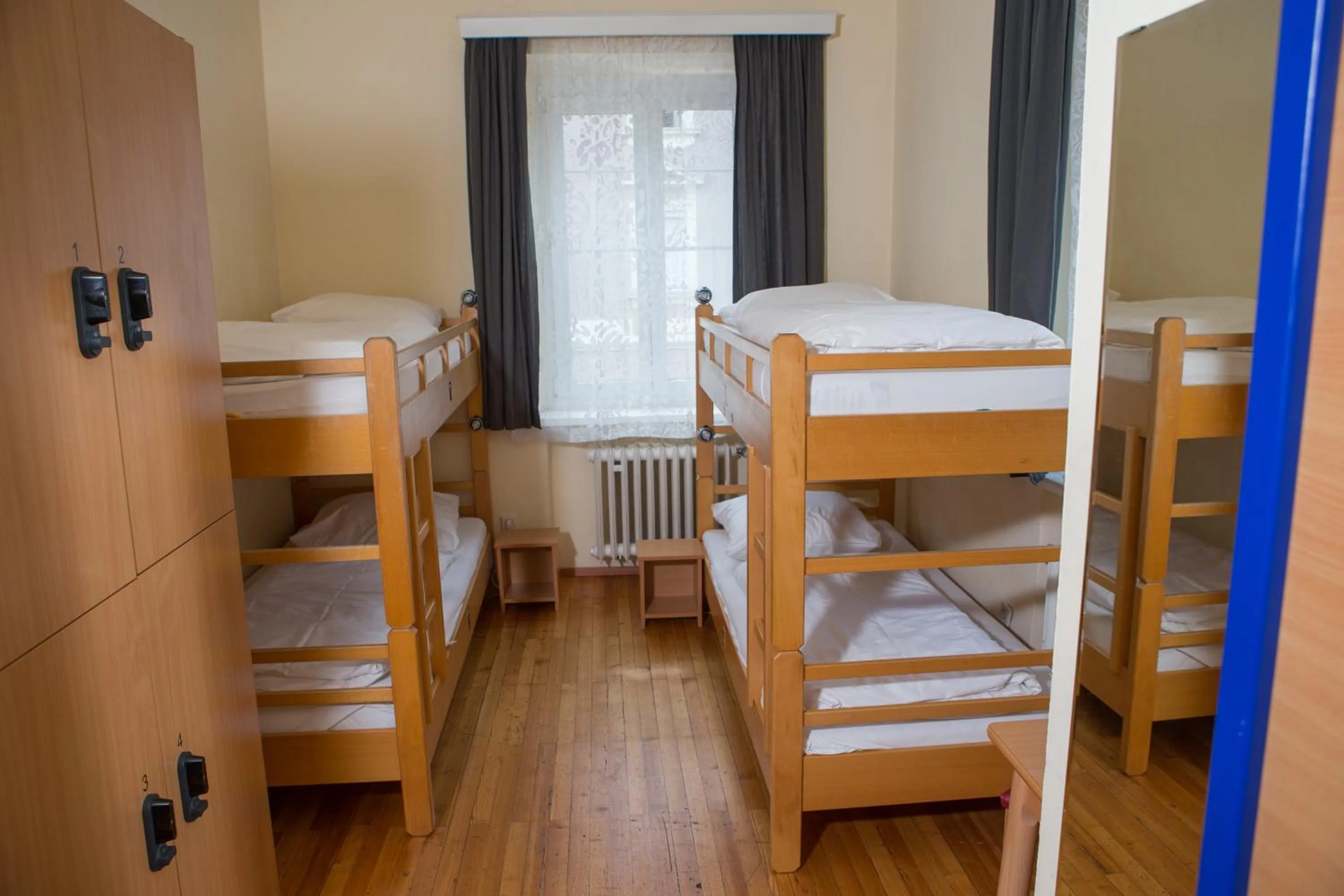 bunk bed, Bed in YoHo - International Youth Hostel