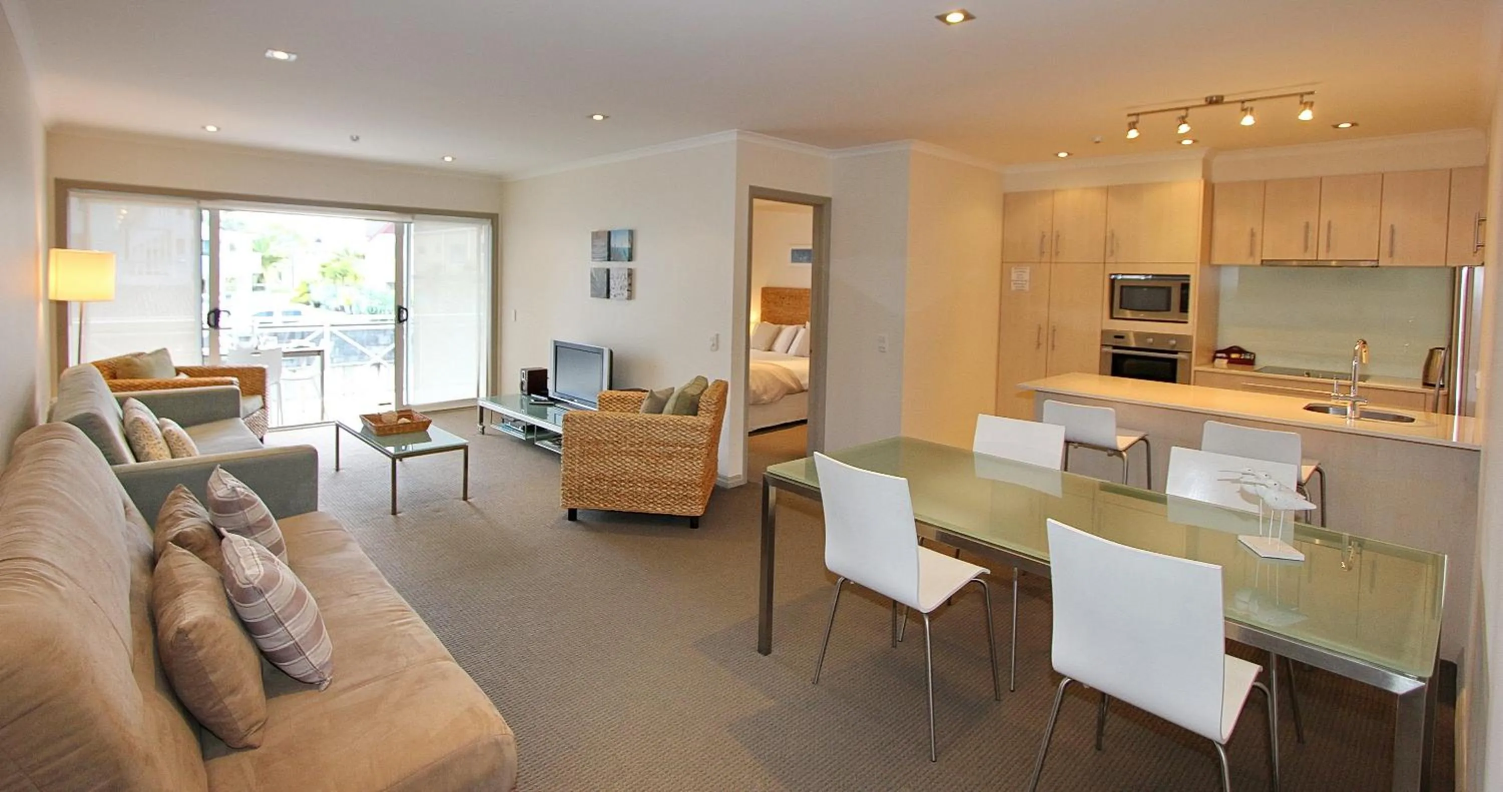 TV and multimedia in Crow's Nest Apartments