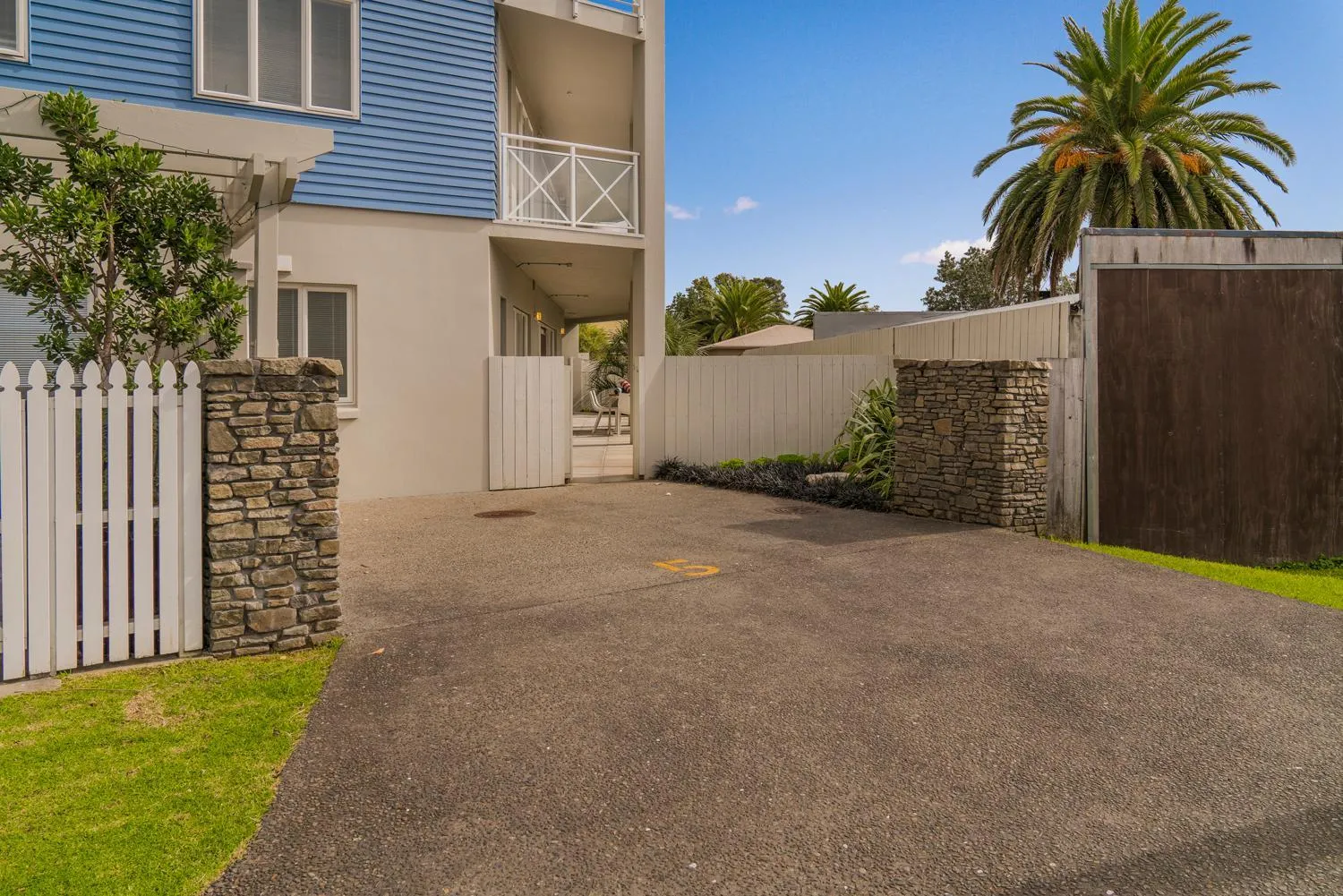 Area and facilities in Crow's Nest Apartments