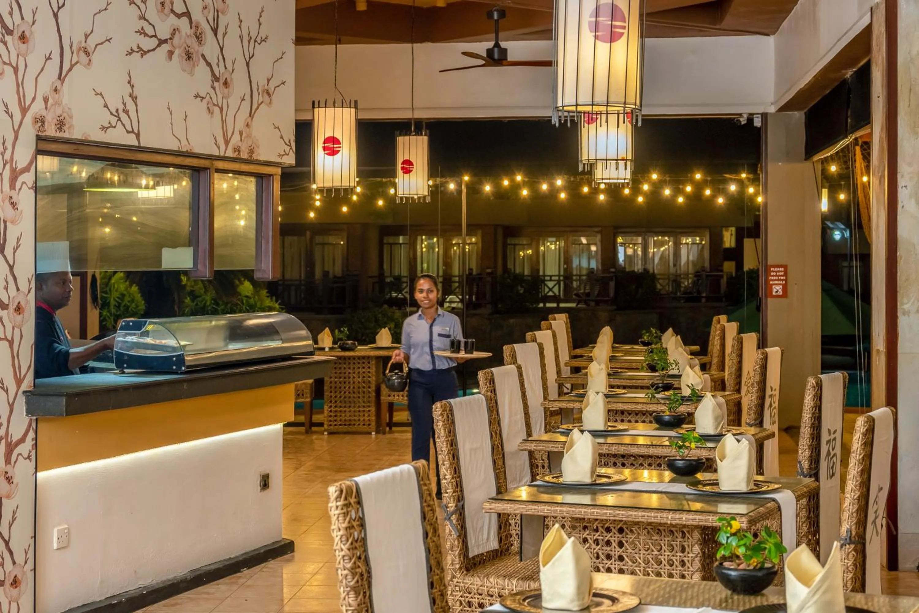 Restaurant/places to eat in Royal Palms Beach Hotel