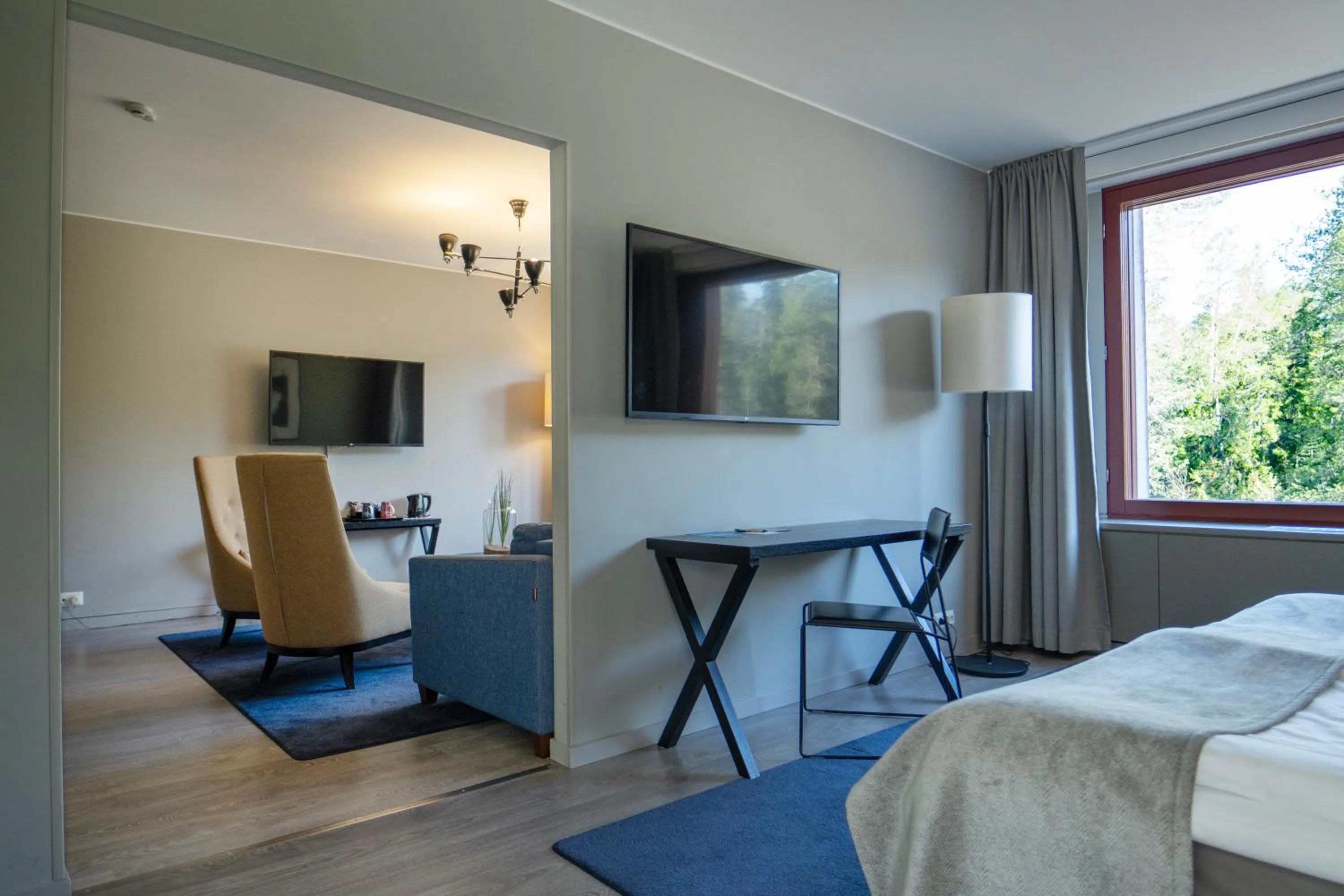 Communal lounge/ TV room, Bed in Hotel Korpilampi