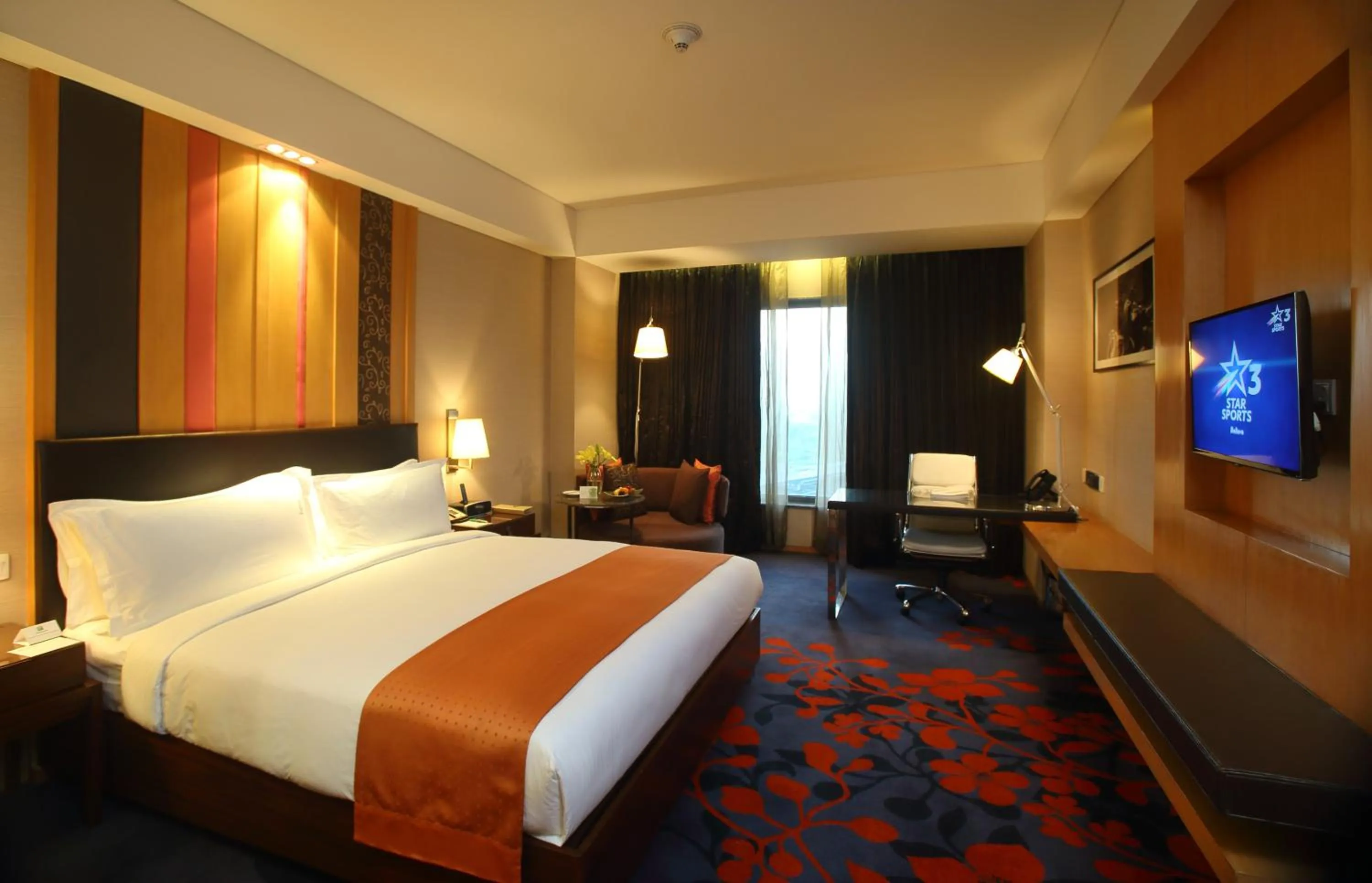 Guests, Bed in Holiday Inn New Delhi Mayur Vihar Noida by IHG