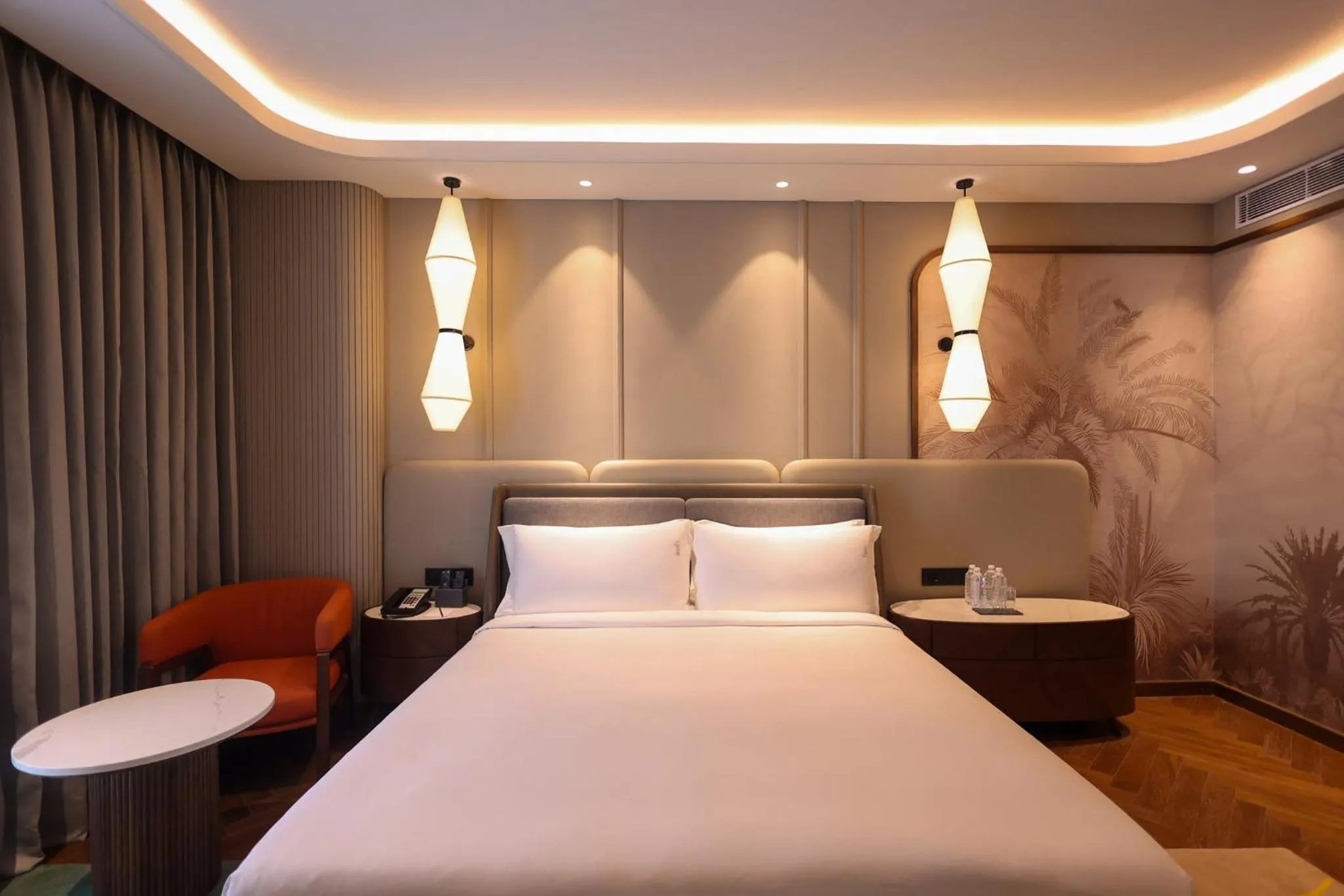 Photo of the whole room, Bed in Holiday Inn New Delhi Mayur Vihar Noida by IHG