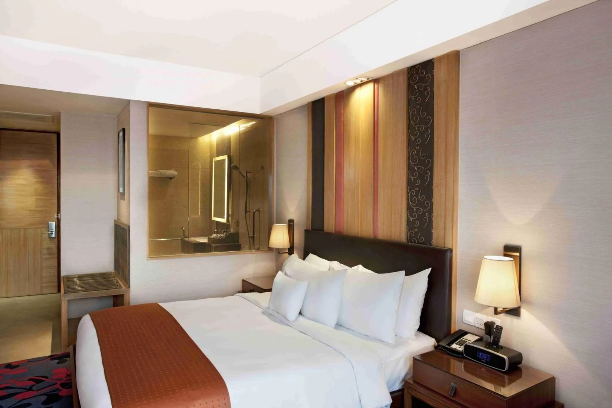 Photo of the whole room, Bed in Holiday Inn New Delhi Mayur Vihar Noida by IHG