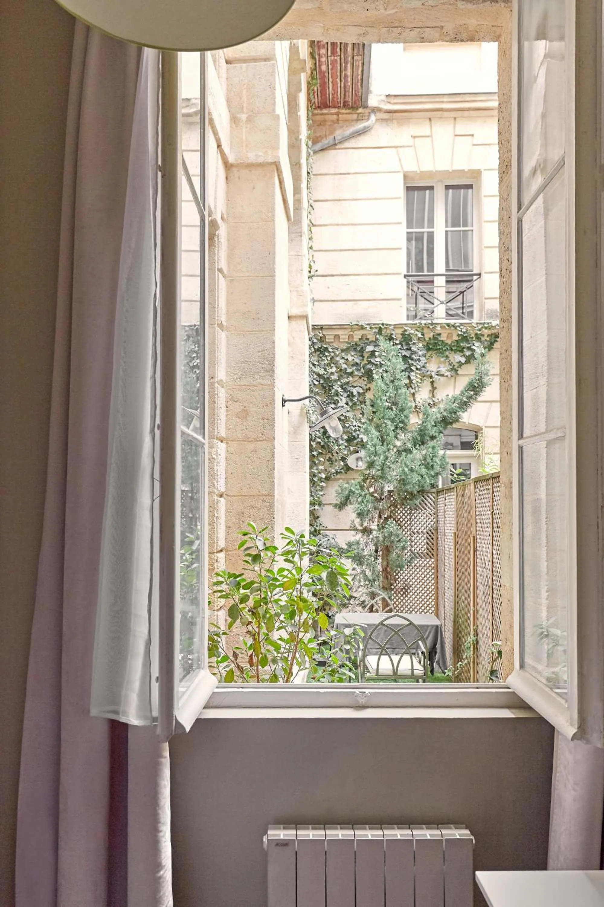 Garden view in L'Apparthôtel Particulier Bordeaux