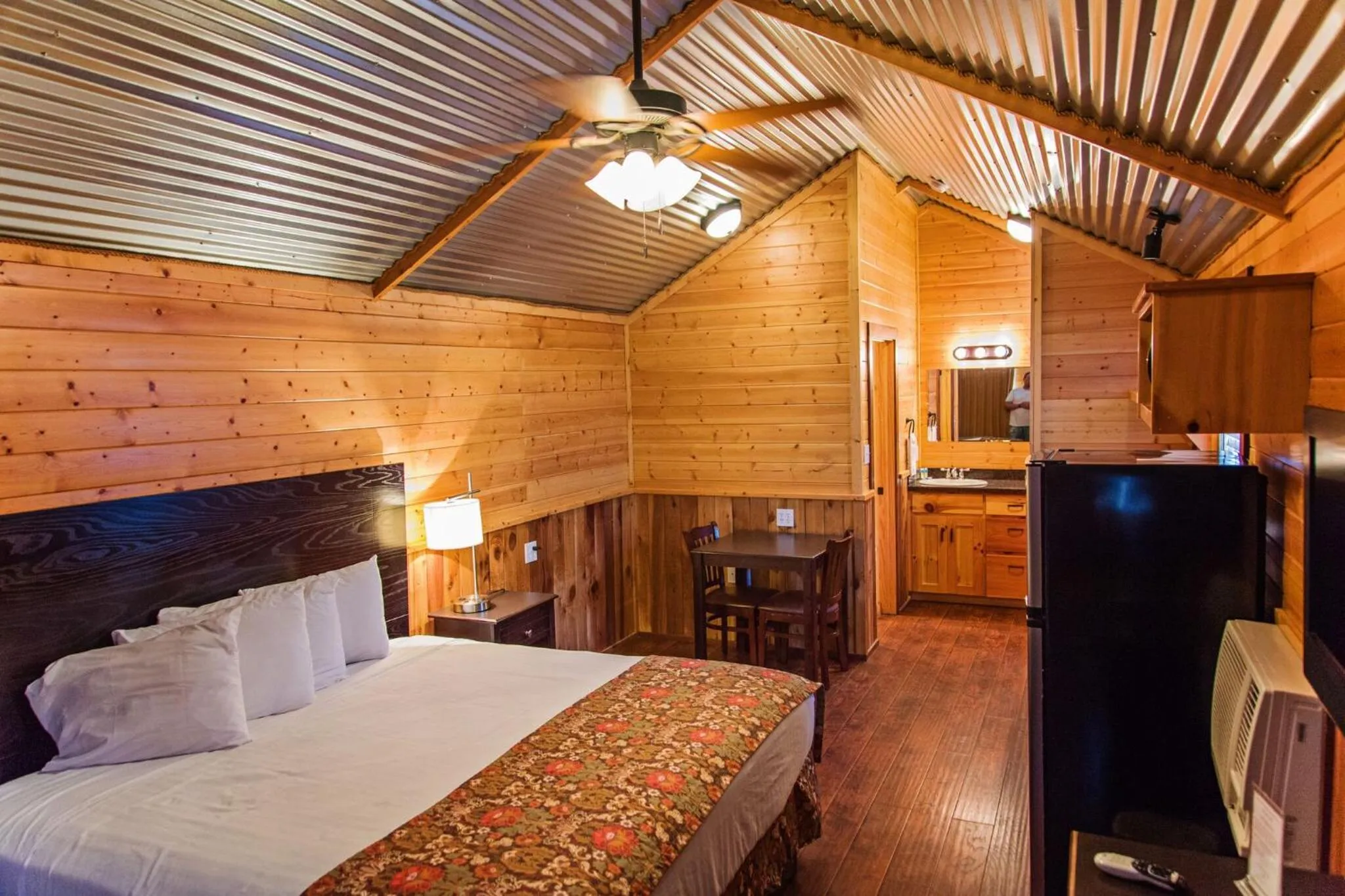 Photo of the whole room in Lone Star Lodge