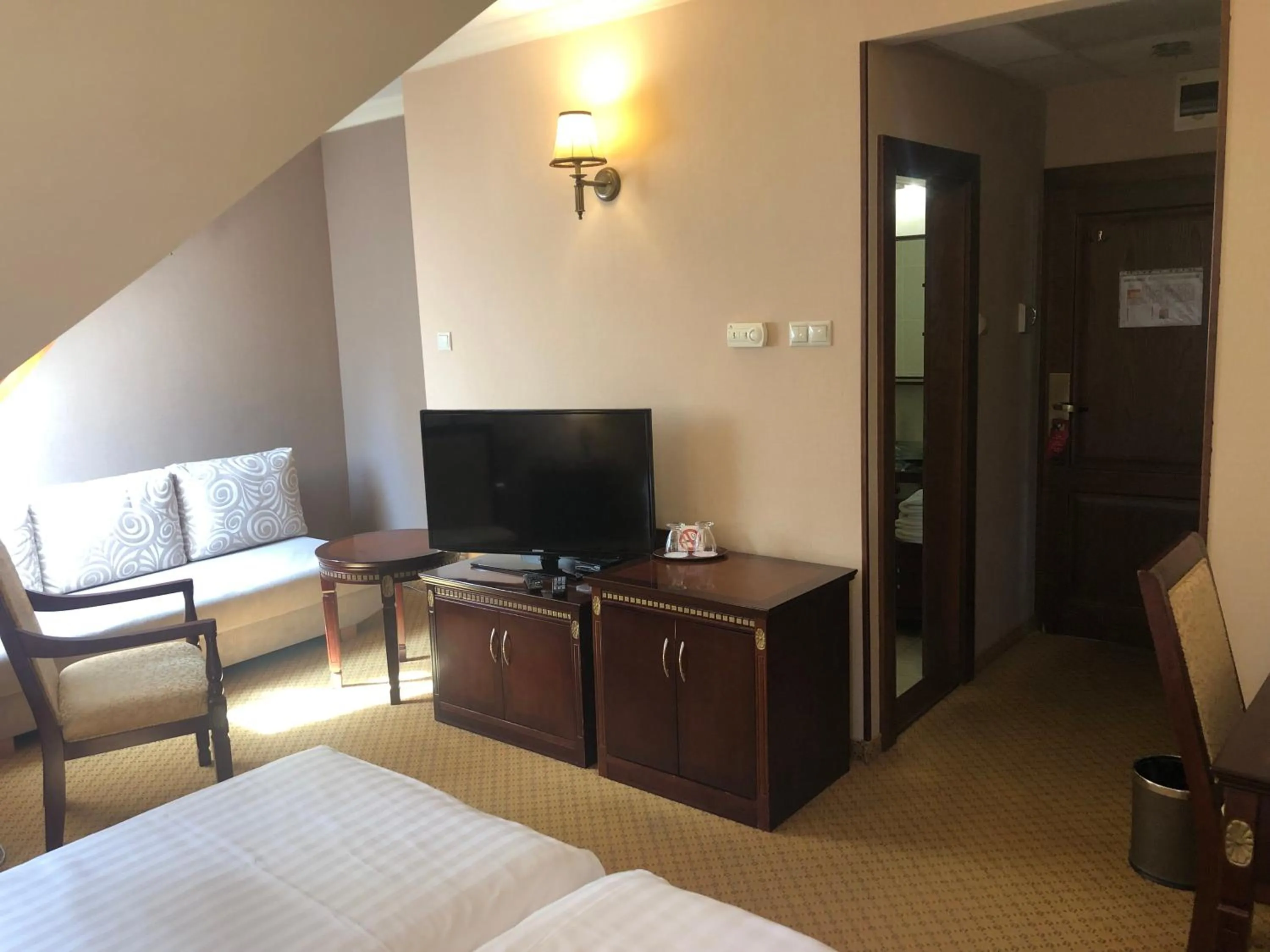 Property building, Bed in Villa Hotel