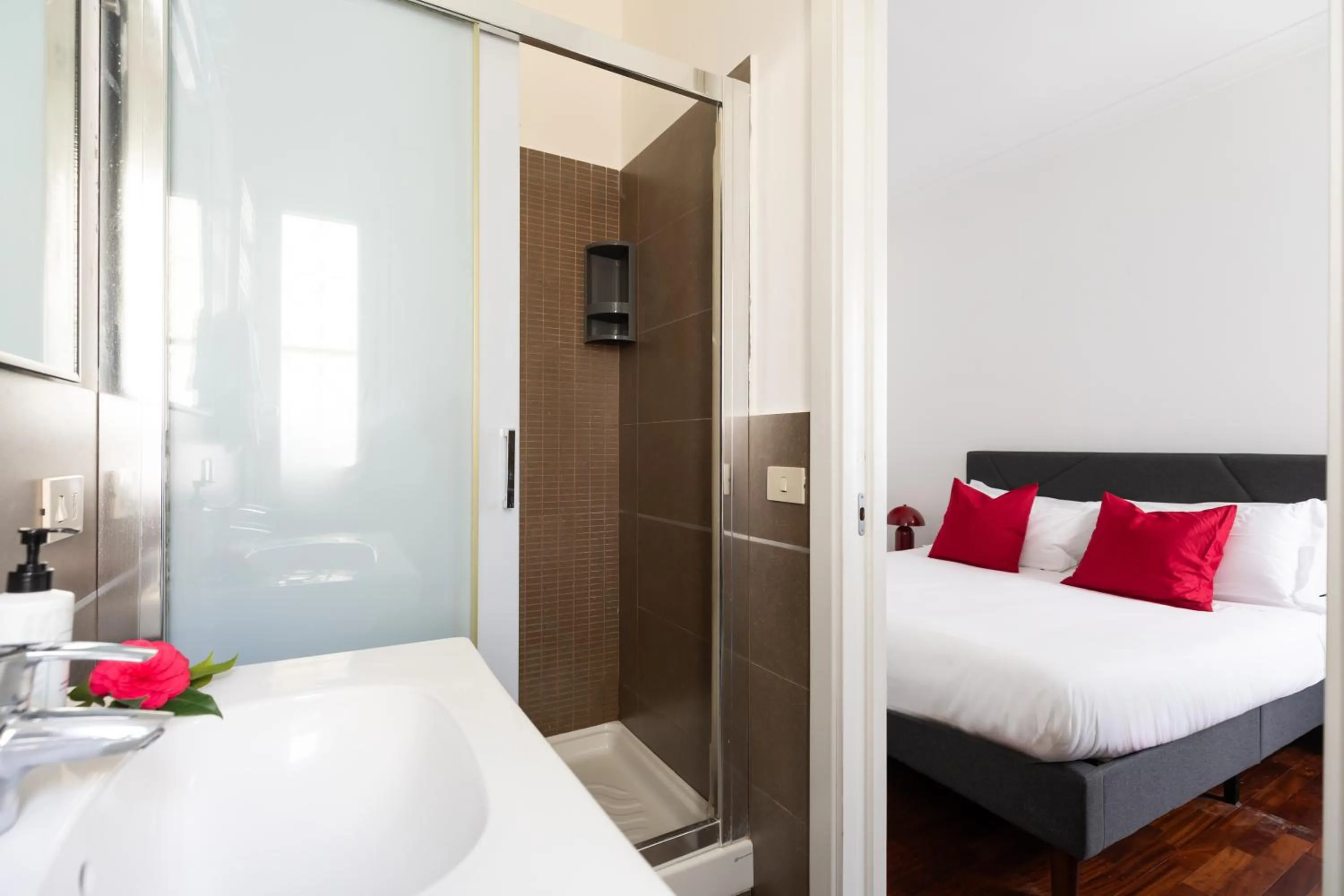Shower, Bed in YourHome - Villa Sorrento
