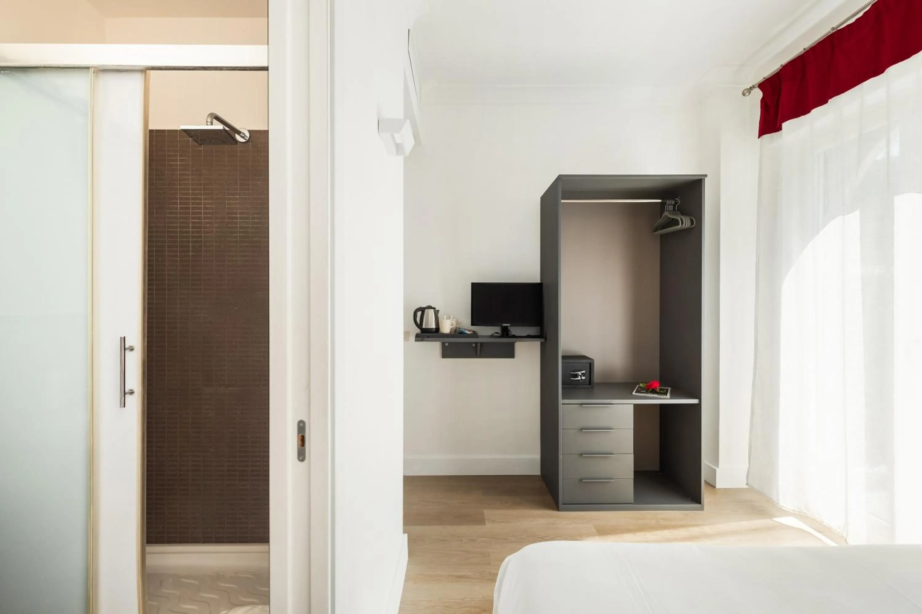 wardrobe, Bed in YourHome - Villa Sorrento