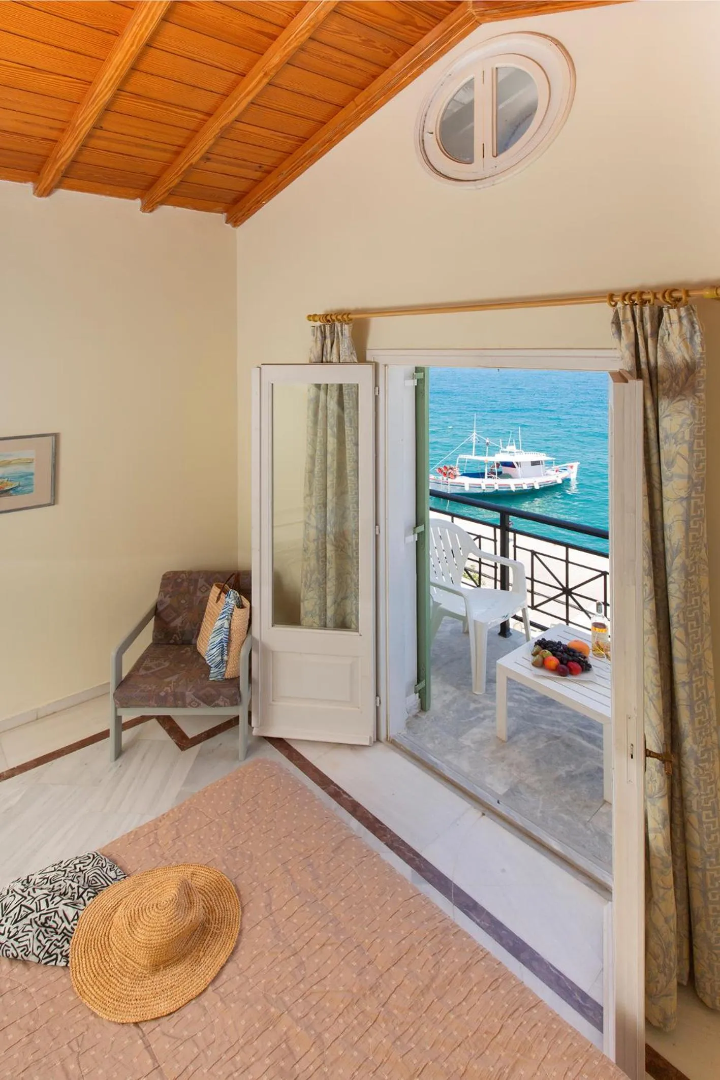 Bed in Samaina Port Hotel