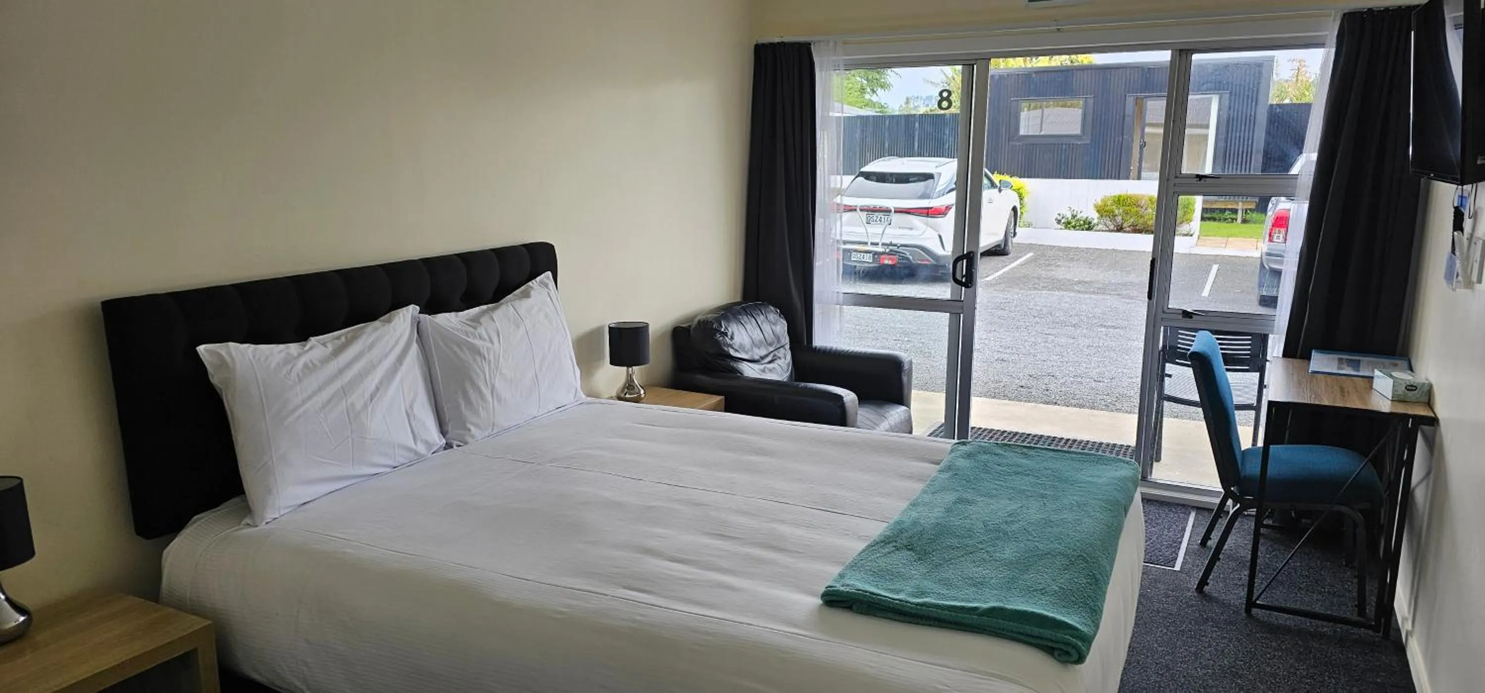 Photo of the whole room, Bed in Twin Coast Adventures