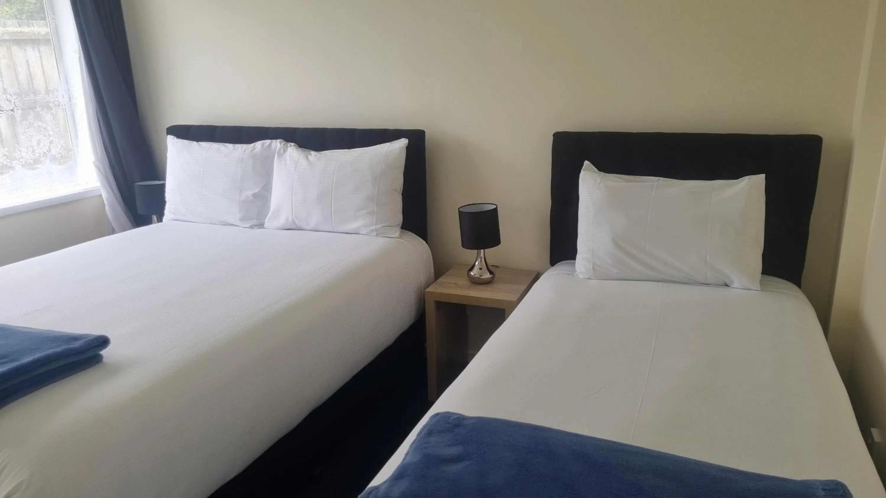 Photo of the whole room, Bed in Twin Coast Adventures