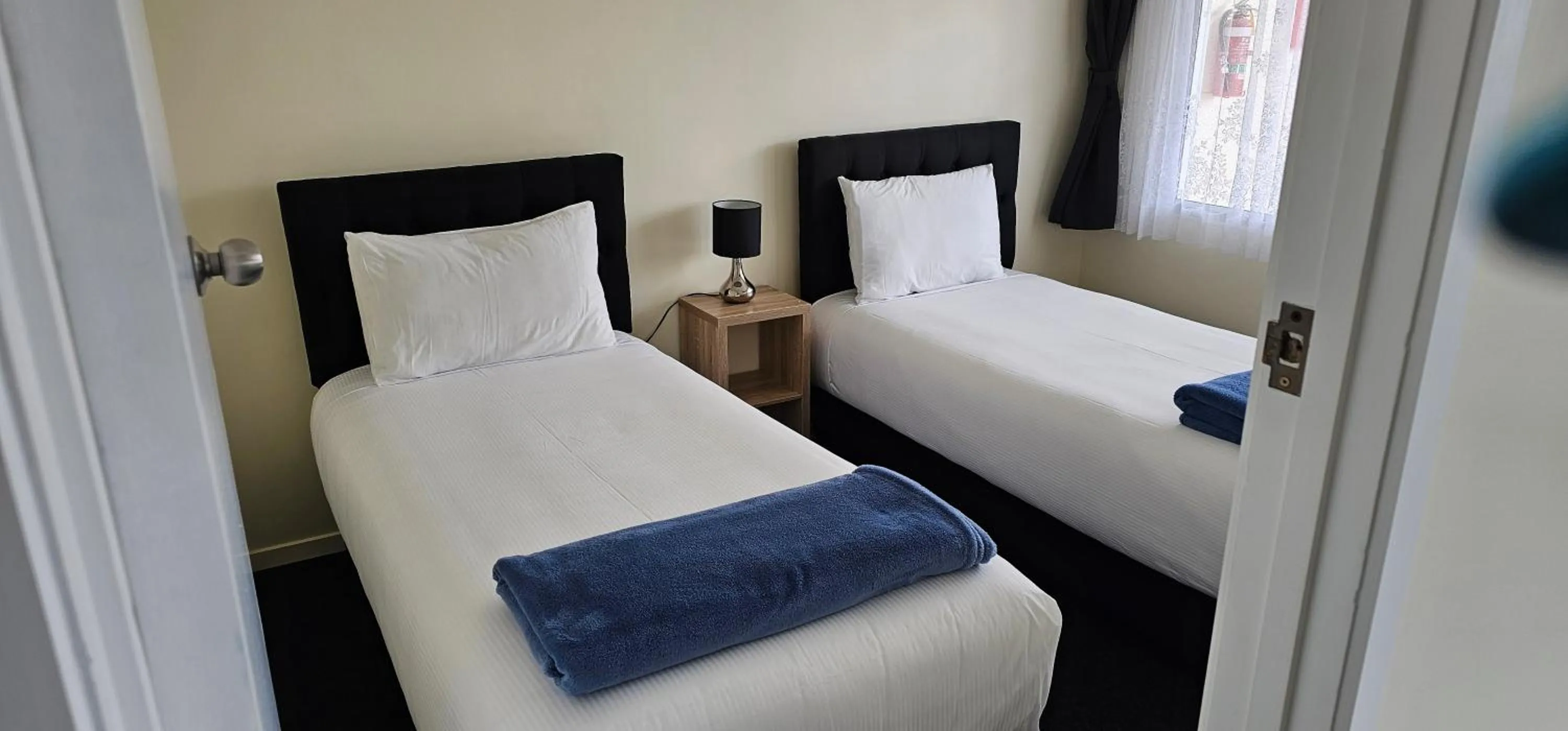 Photo of the whole room, Bed in Twin Coast Adventures