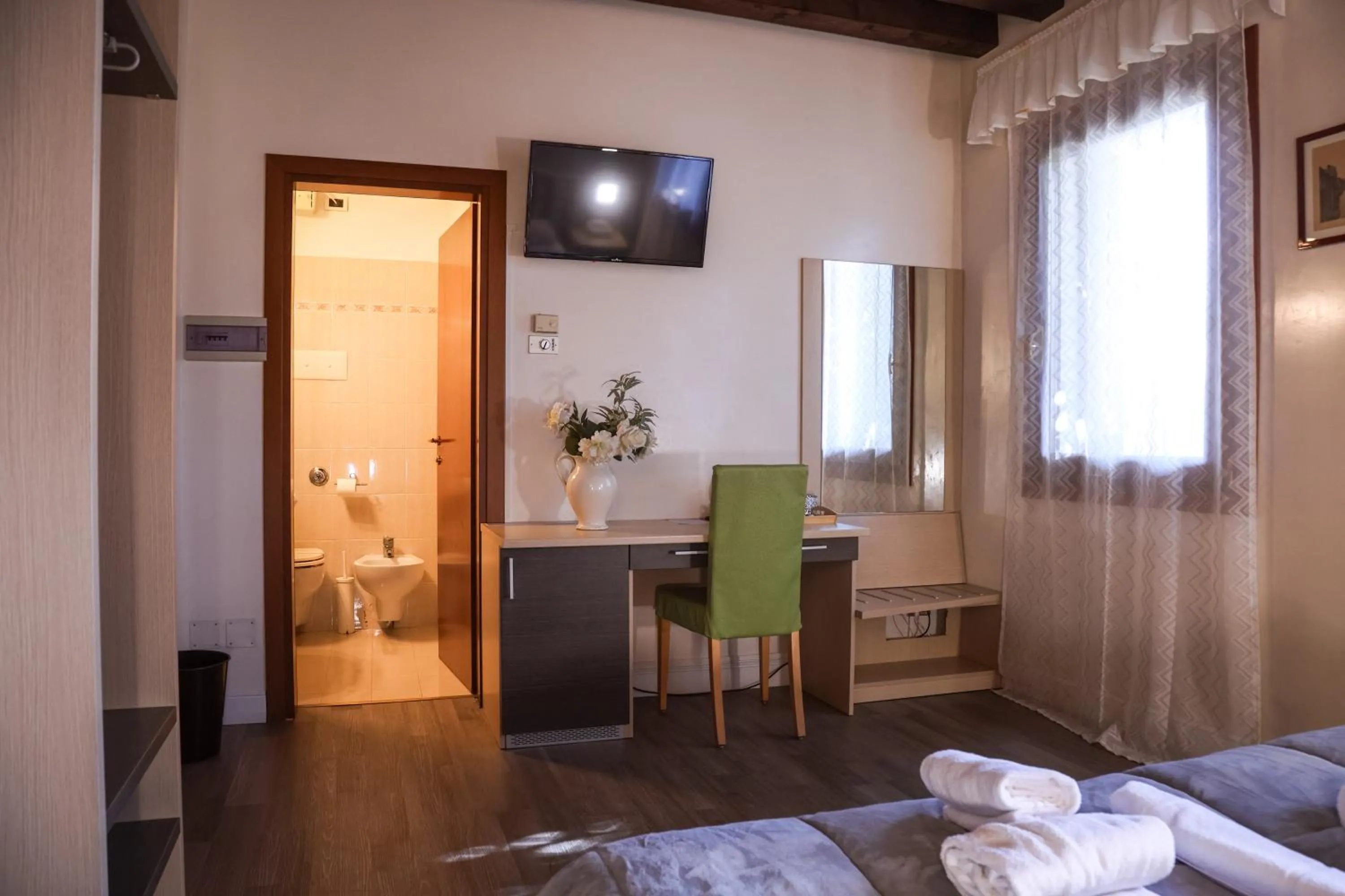 TV and multimedia, Bed in Hotel Villa Sara