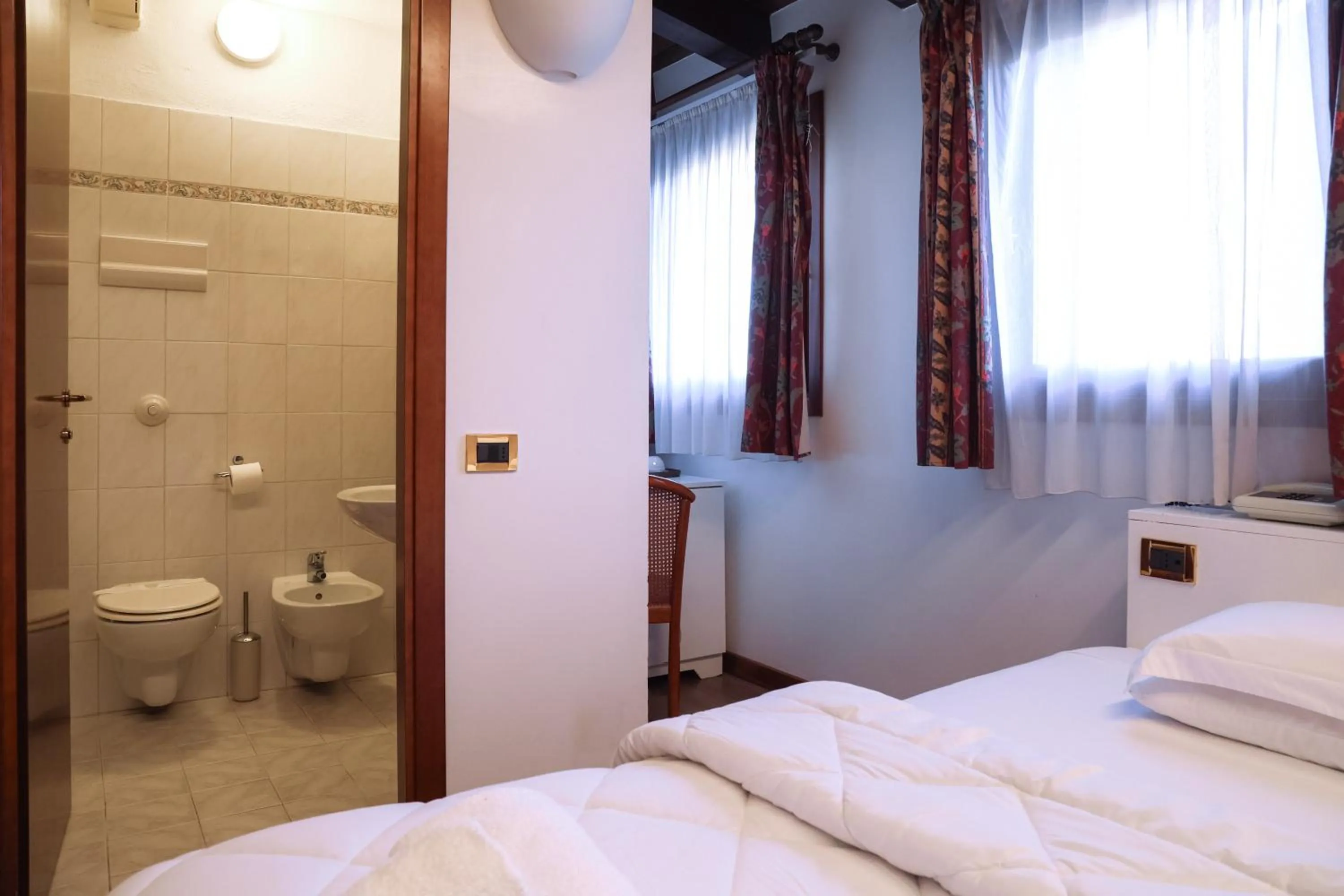 Bathroom, Bed in Hotel Villa Sara