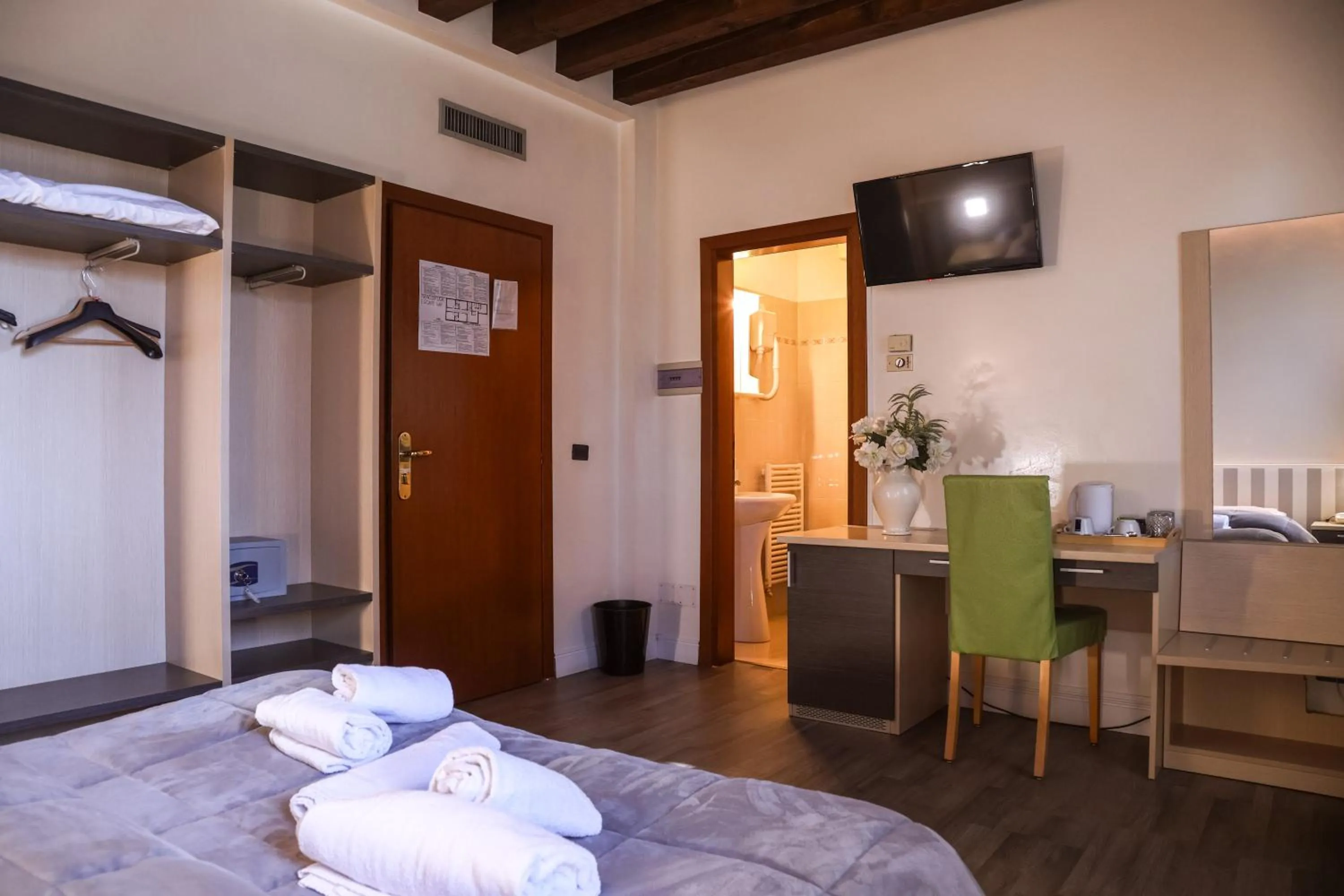 TV and multimedia, Bed in Hotel Villa Sara