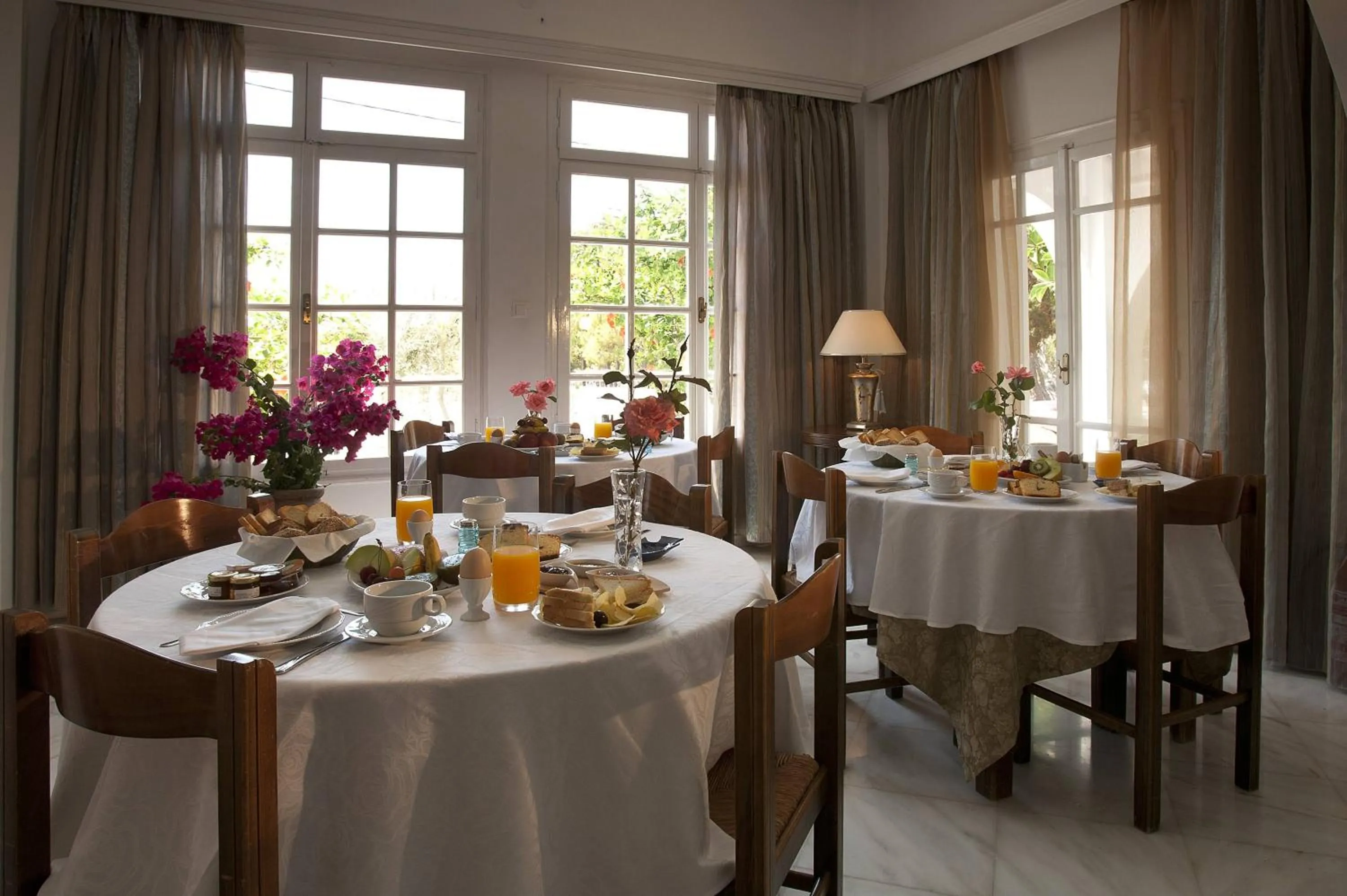 Restaurant/places to eat in Doukissa