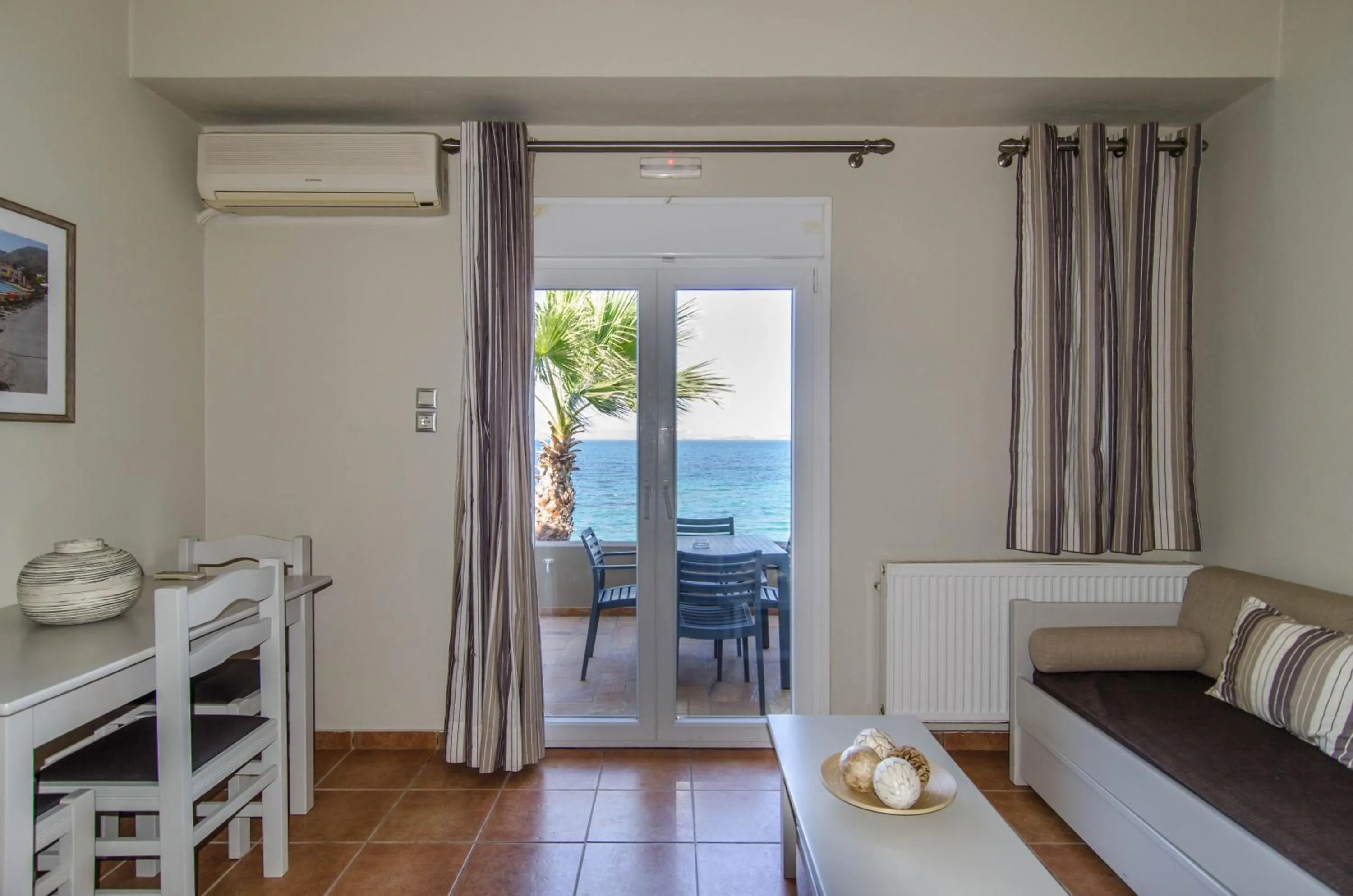 Photo of the whole room, Bed in Plaka Studios