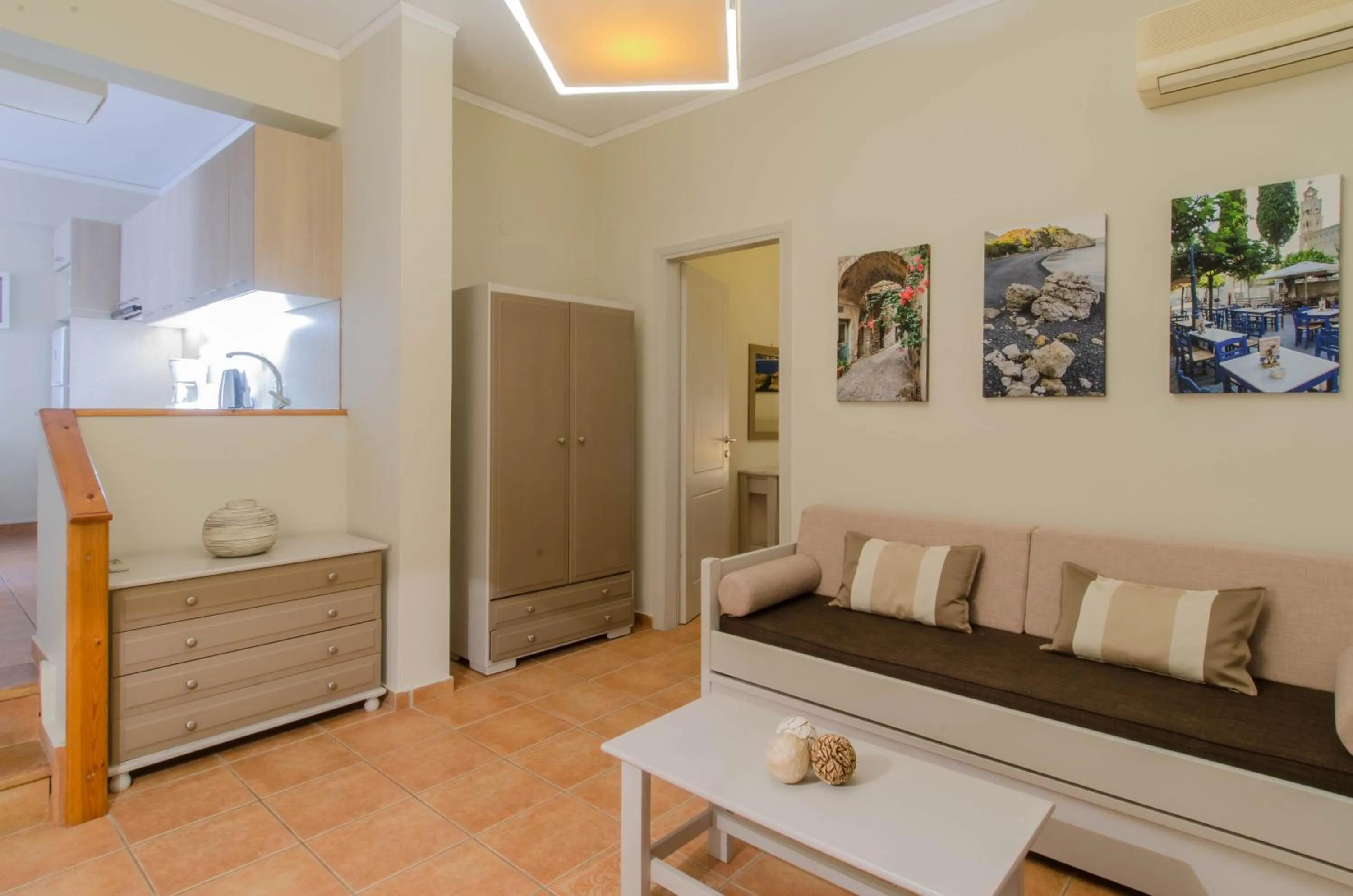 Photo of the whole room in Plaka Studios