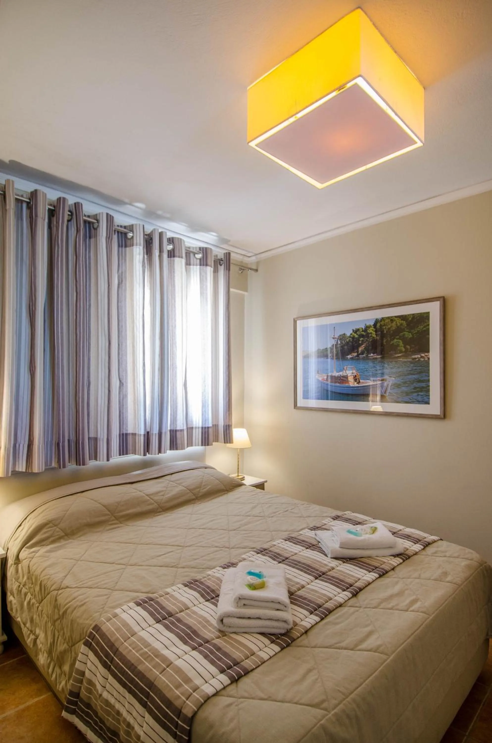 Photo of the whole room, Bed in Plaka Studios