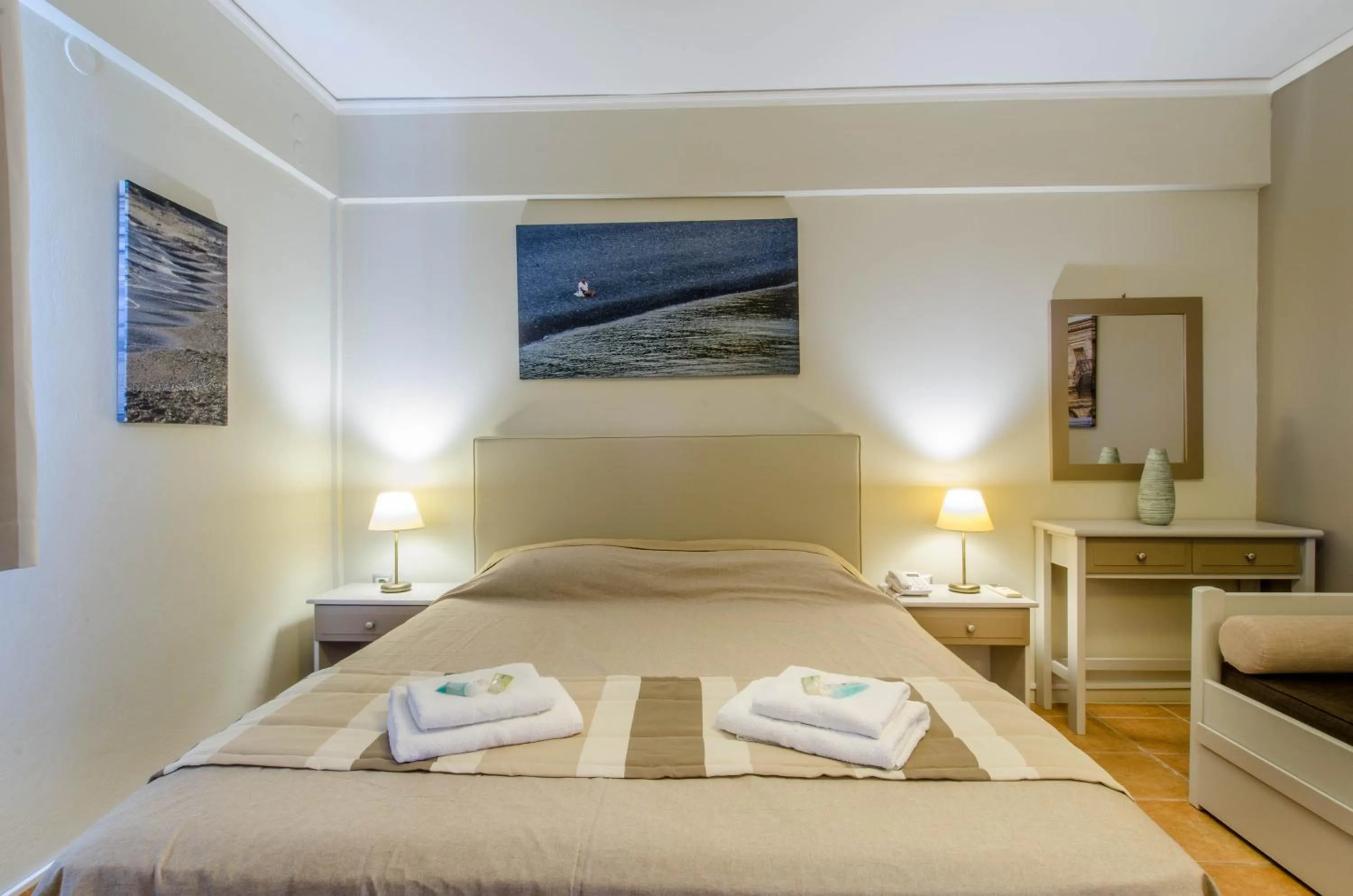 Photo of the whole room, Bed in Plaka Studios